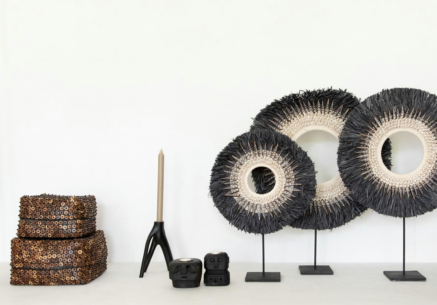 NASSAU HOOP - Statue en raphia et coquillage sur base métallique noir