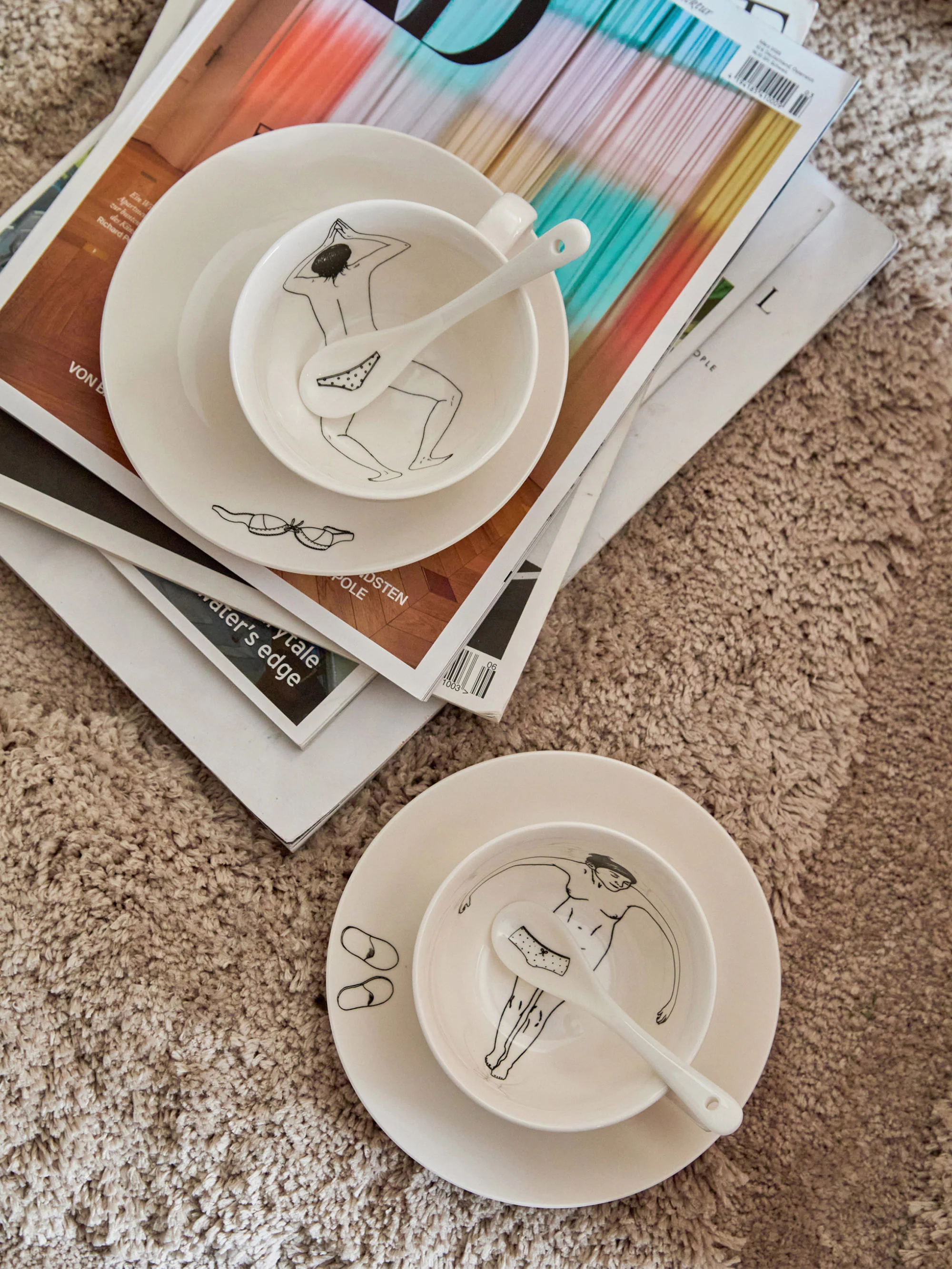 Handbemalte Kaffeetassen Undressed mit Untertassen und Löffeln, 4er-Set