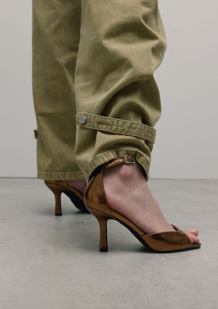 Gouden sandalen met hak