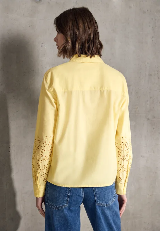 Bluse mit bestickten Ärmeln