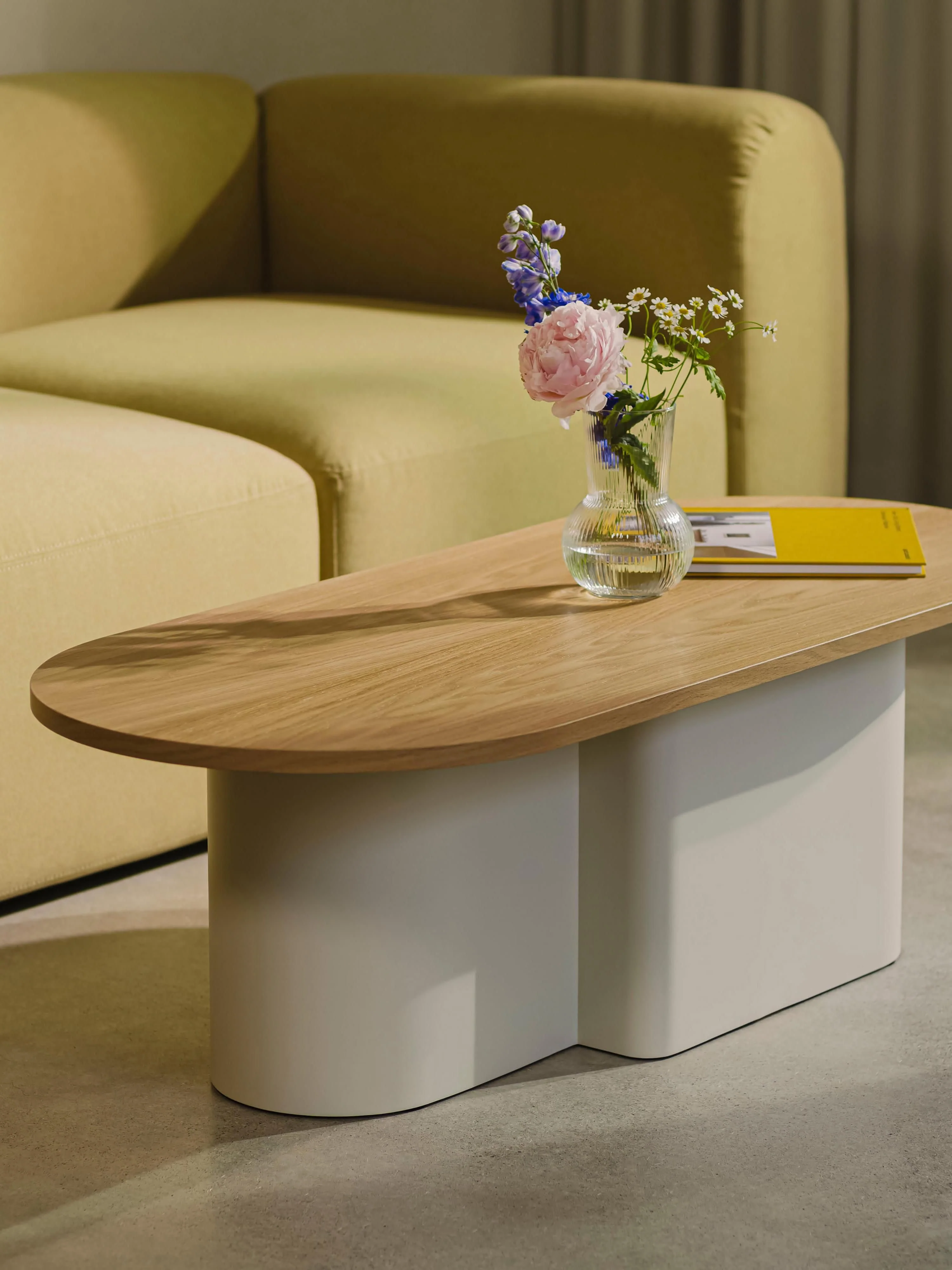 Ovaler Couchtisch Looi aus Holz