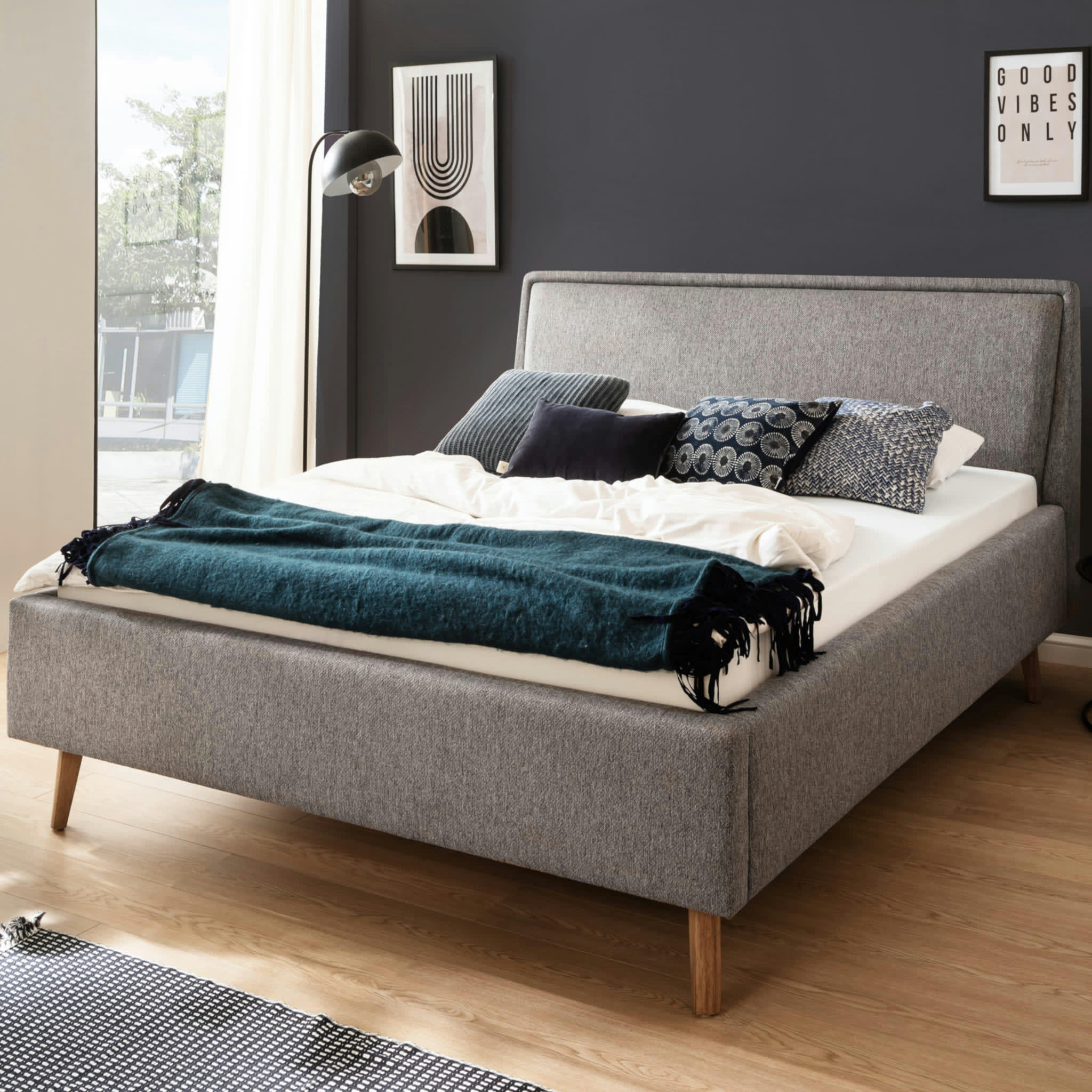 - Lit rembourré en tissu avec tête de lit lisse gris 140x200