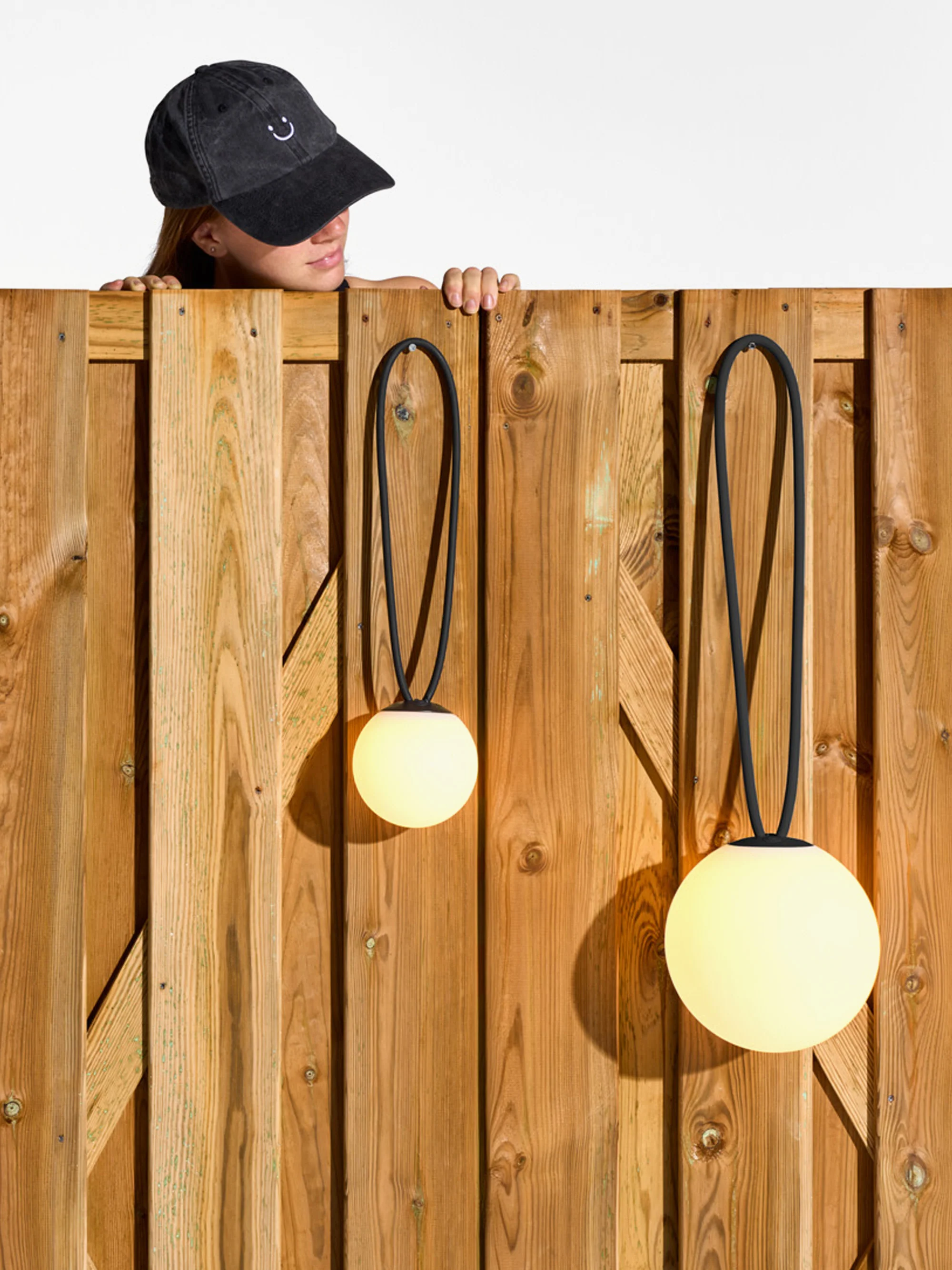 Mobile LED-Außen-Pendelleuchte Bolleke, dimmbar