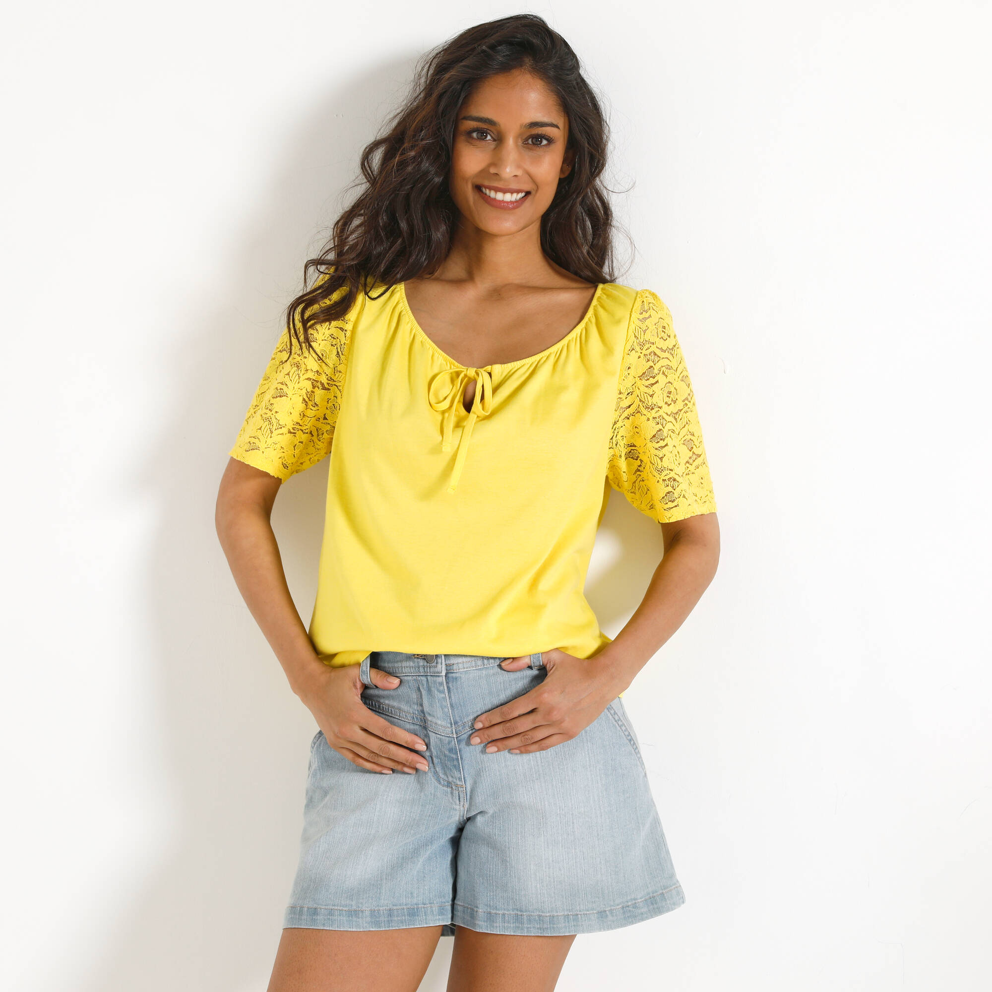 T-shirt à col fendu élastiqué, manches coude en dentelle
