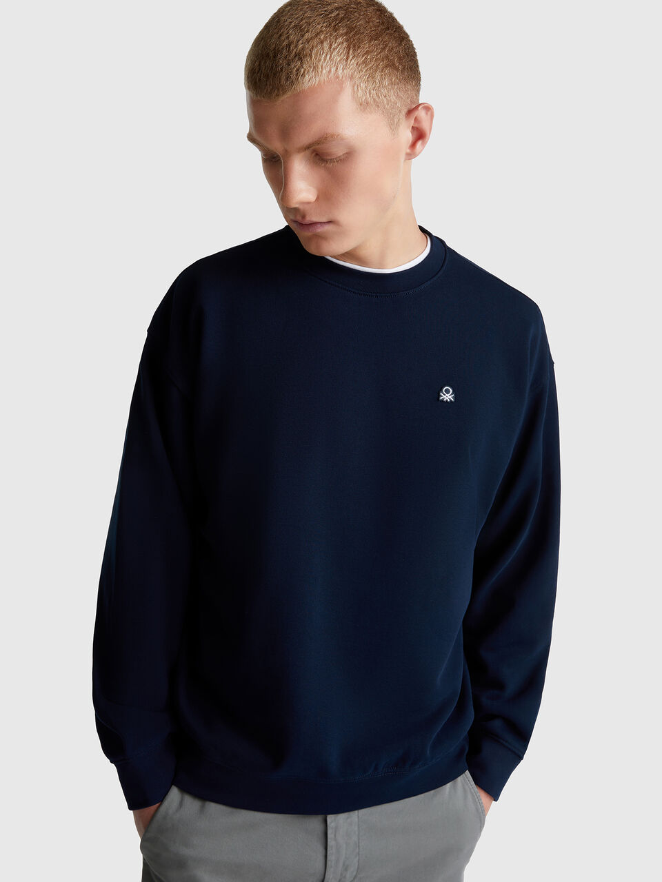 Sweatshirt with logo patch