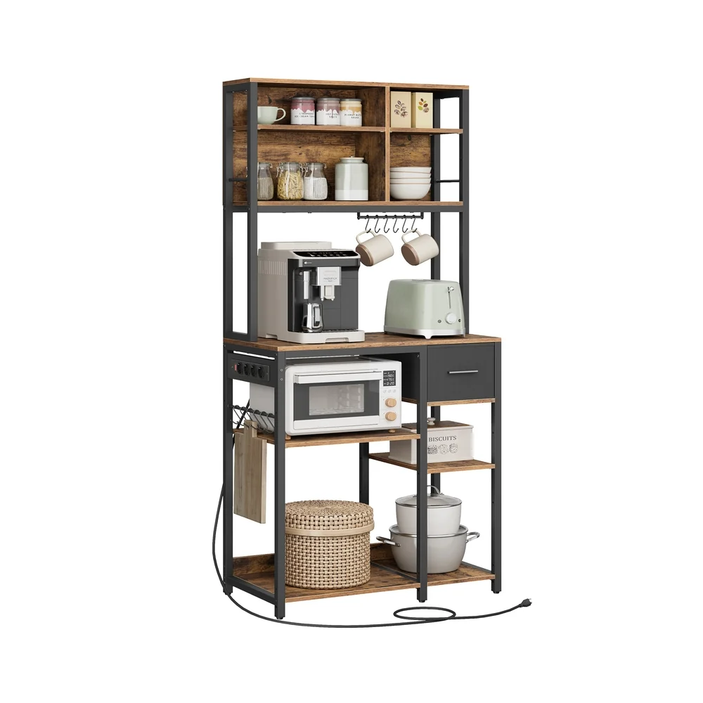 Étagère de cuisine avec multiprise