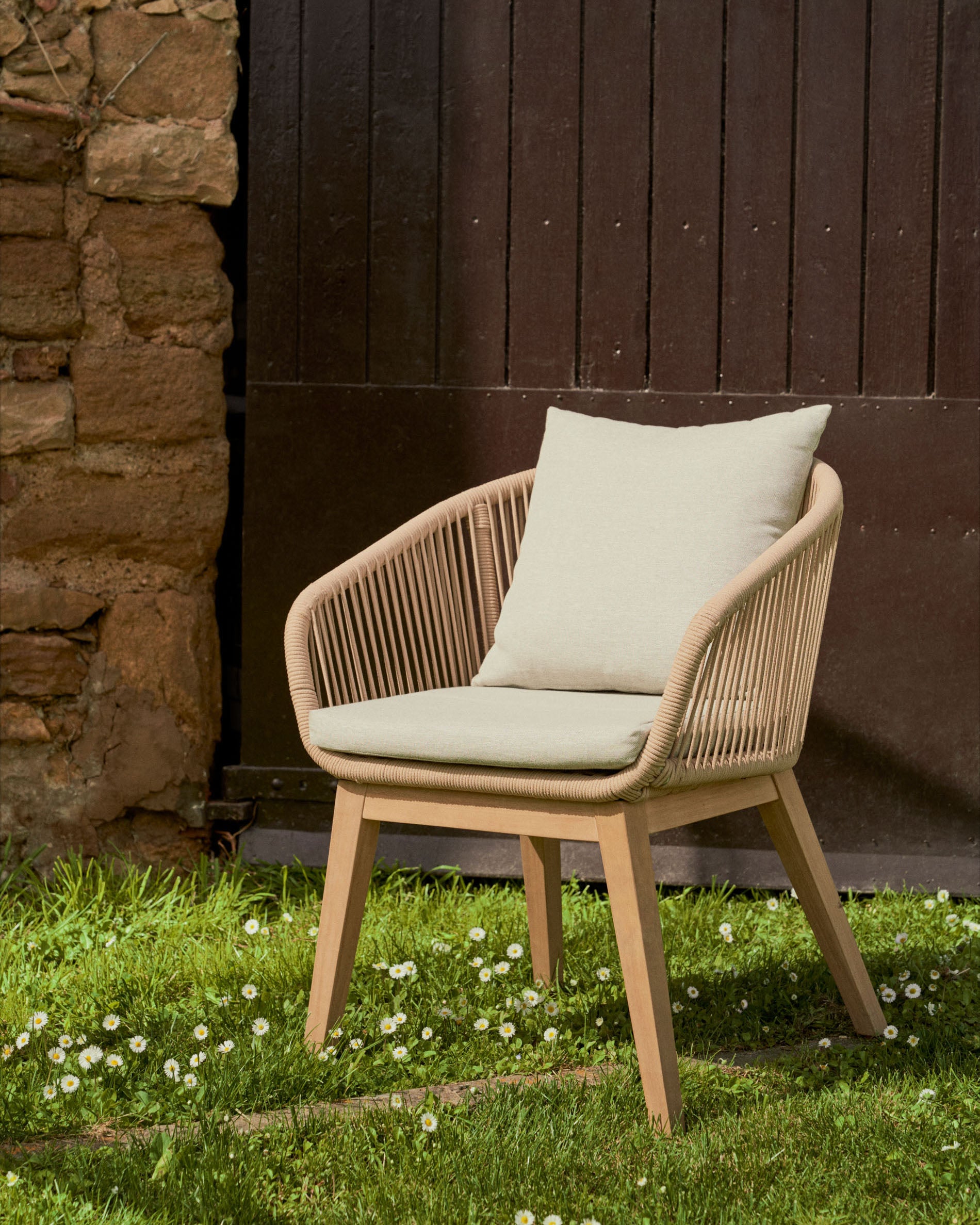 Kave Home - Portalo stoel met beige touw en massieve acaciahouten