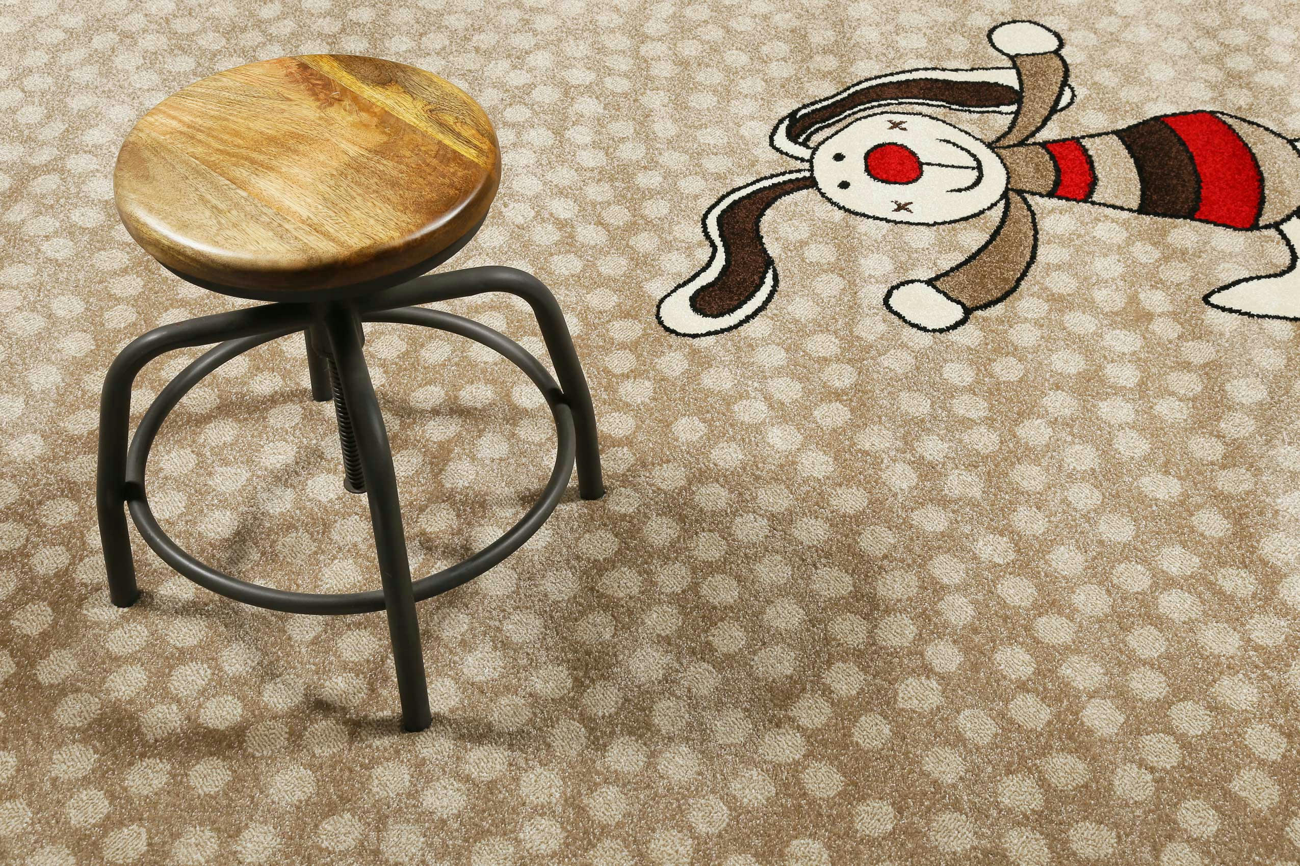 RAINBOW RABBIT - Tapis enfant motif lapin coloré sur fond pois beige 120x170