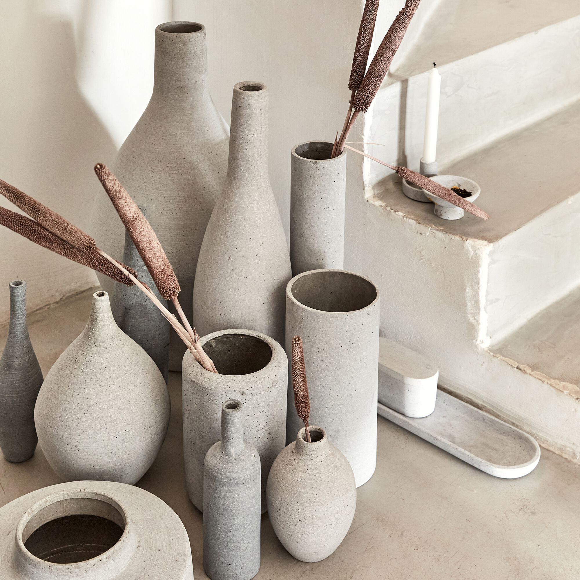 CALCIS - Vase boule en polystone effet béton H17cm - gris clair