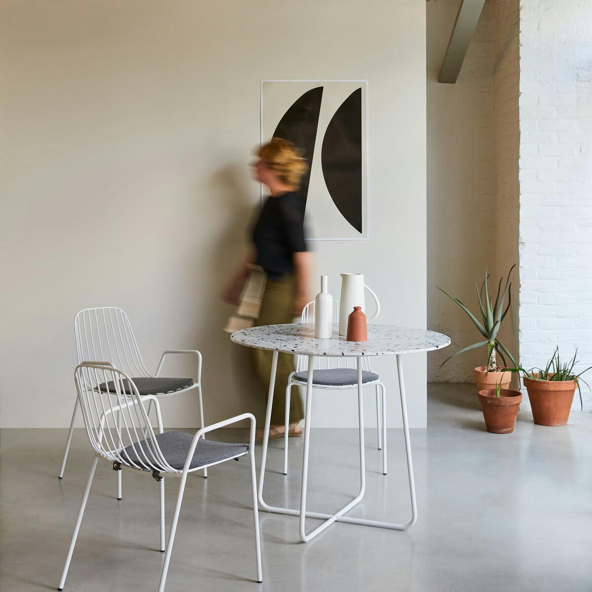 ELIO - Table ronde en terrazzo premium et métal blanc 4 pers.