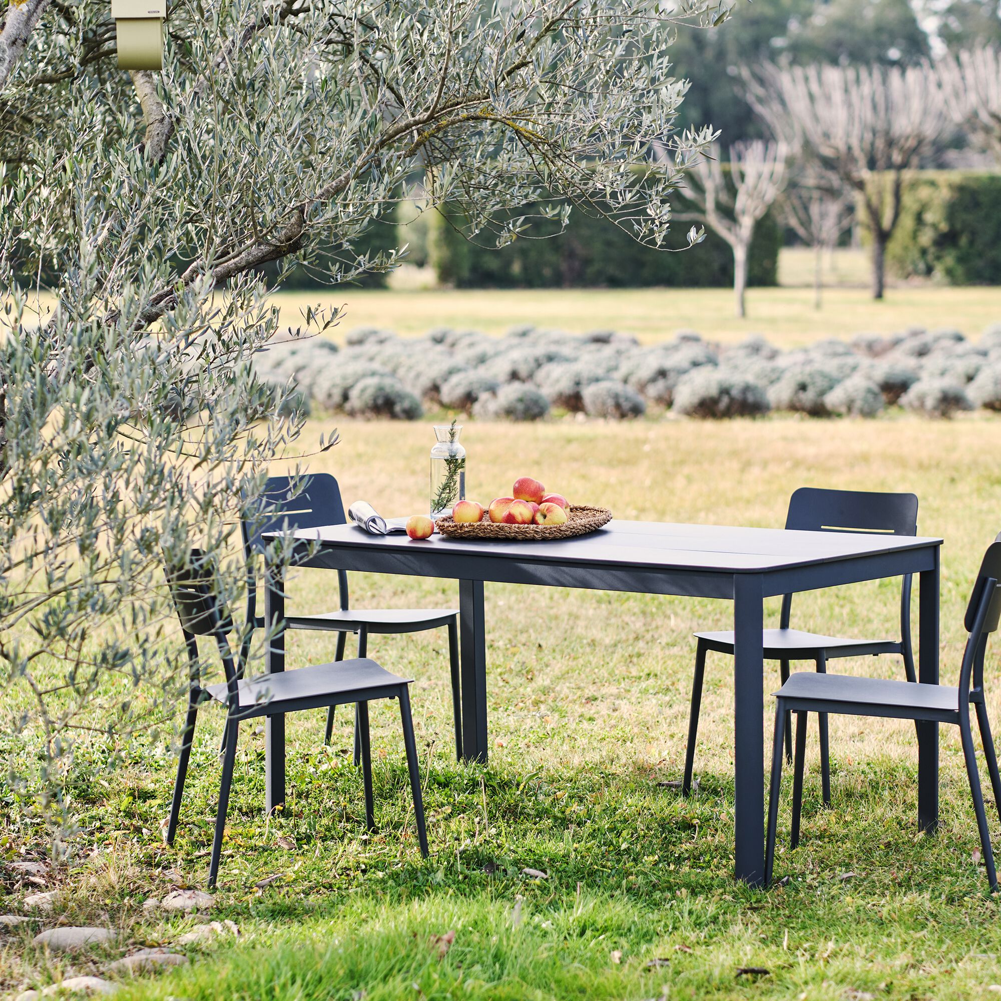 VERDIERE - Table de repas jardin en aluminium et duraboard - noir (6 places)