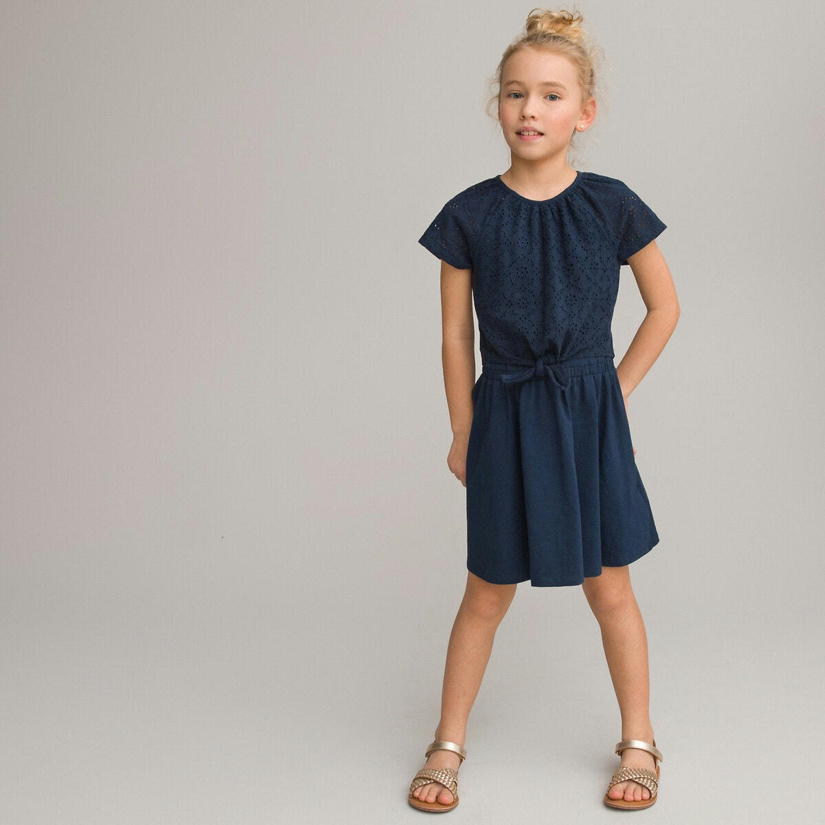 Robe manches courtes, broderie anglaise devant