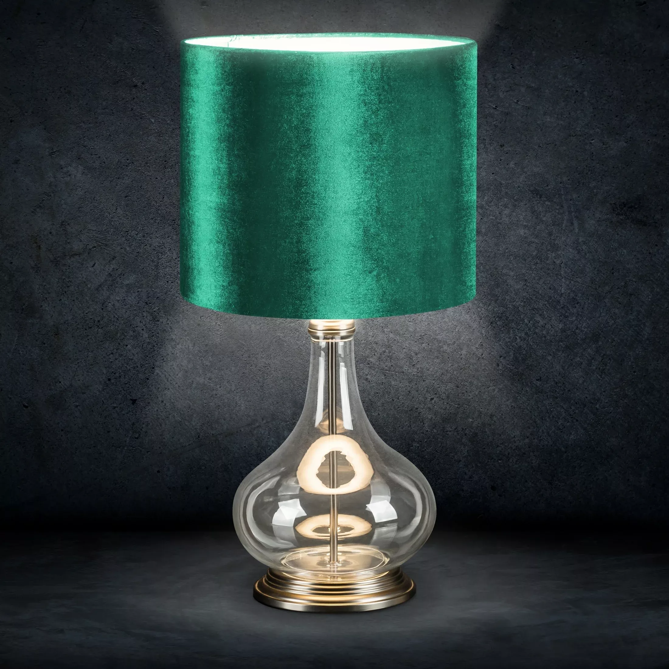 Lampa stołowa do pokoju ciemnozielona KIM na podstawie z przezroczystego szkła z abażurem z lśniącego welwetu