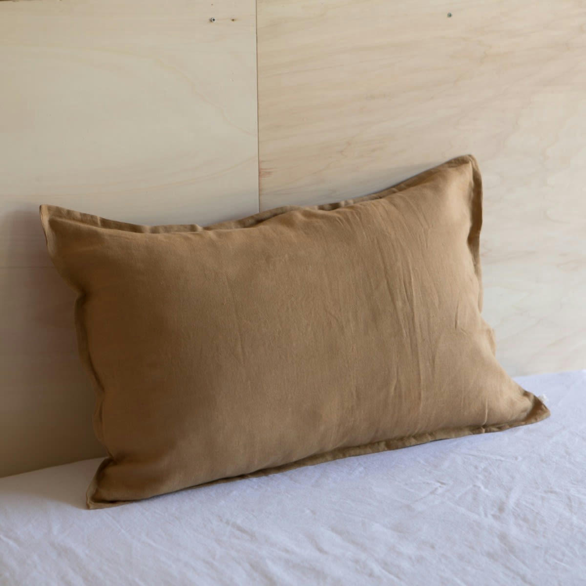 LES ESSENTIELS - Taie d'oreiller en lin lavé marron camel 50x75