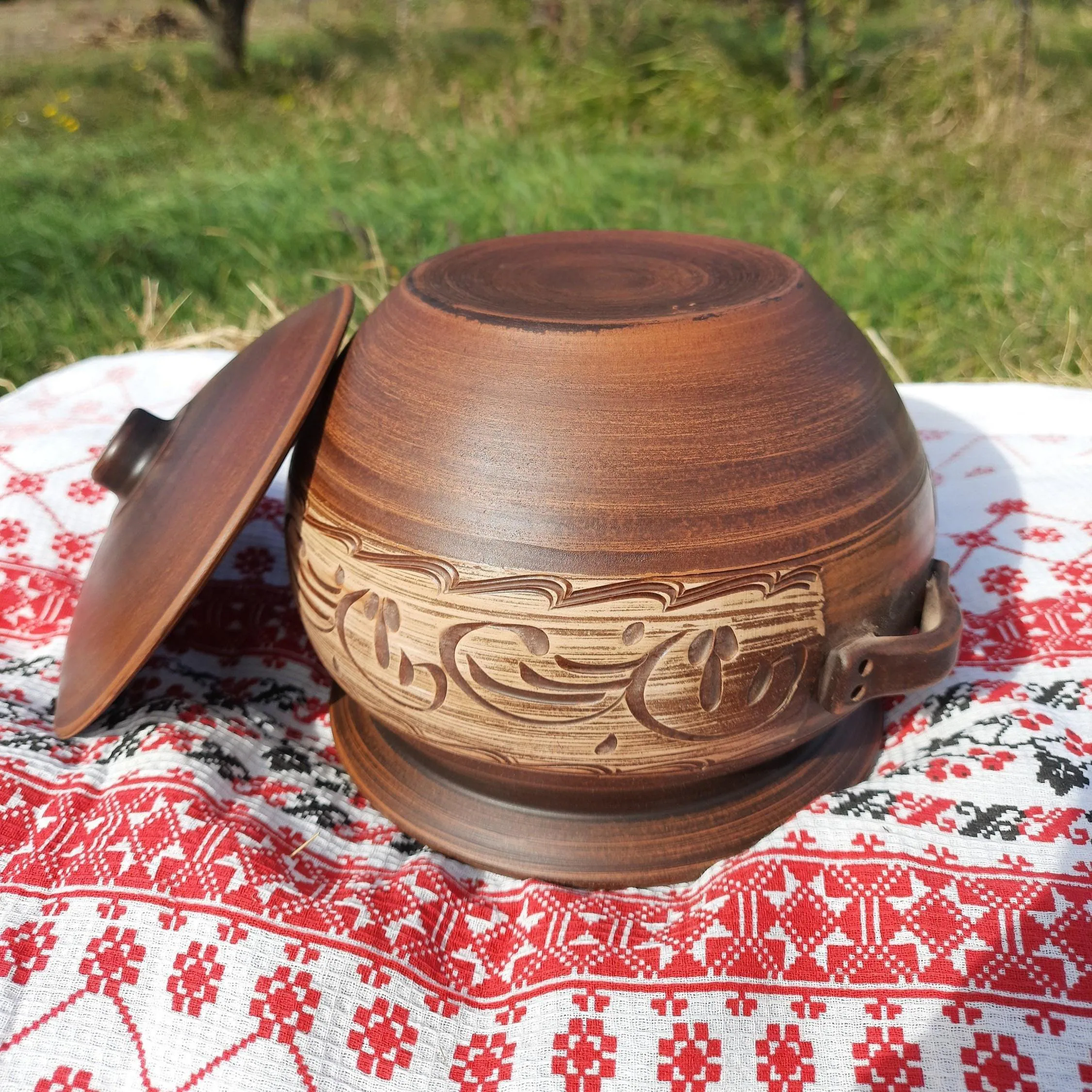 Clay Pot with Lid: Unglazed Terracotta Bread Baking Dish, Ceramic Handmade Clay Bakeware