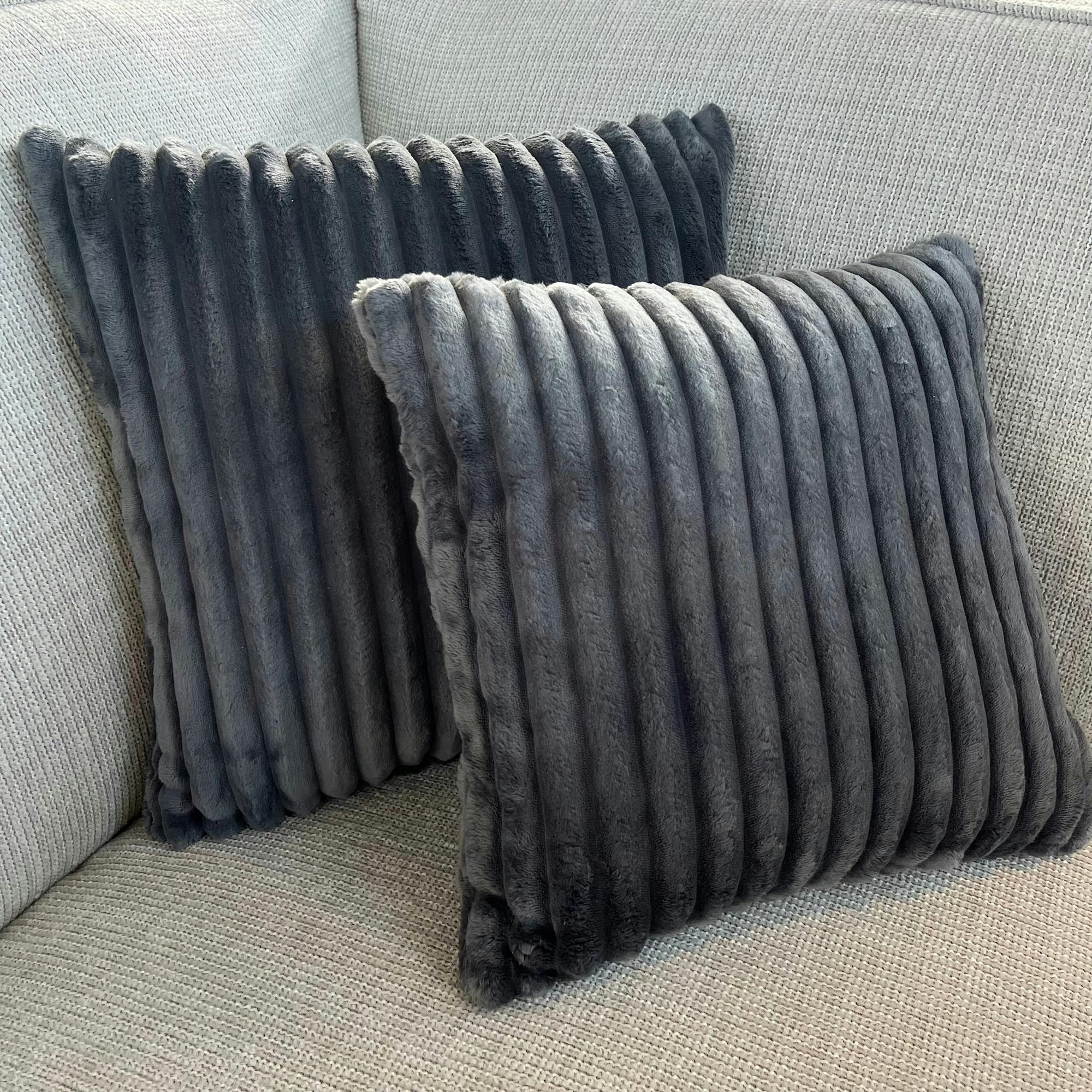 Coussin gris foncé en velours côtelé RIVOLI