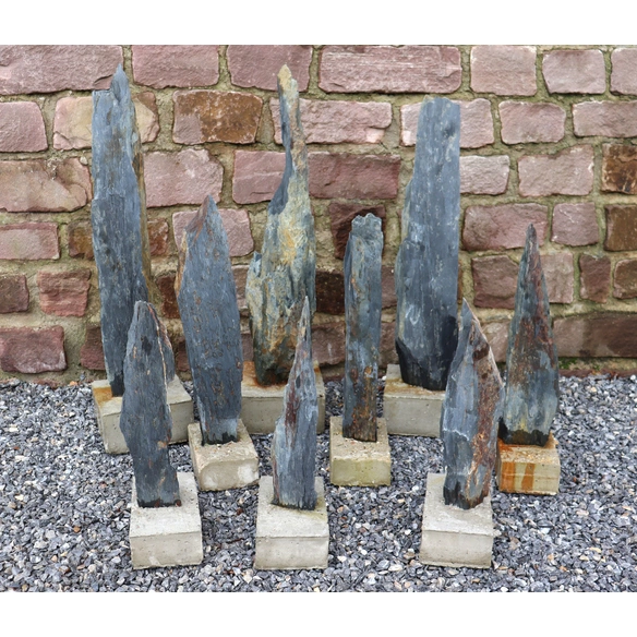 Naturstein »Schiefermonolith L«, Höhe: 80-100 cm, inkl. Betonsockel, schiefergrau, rotbraun