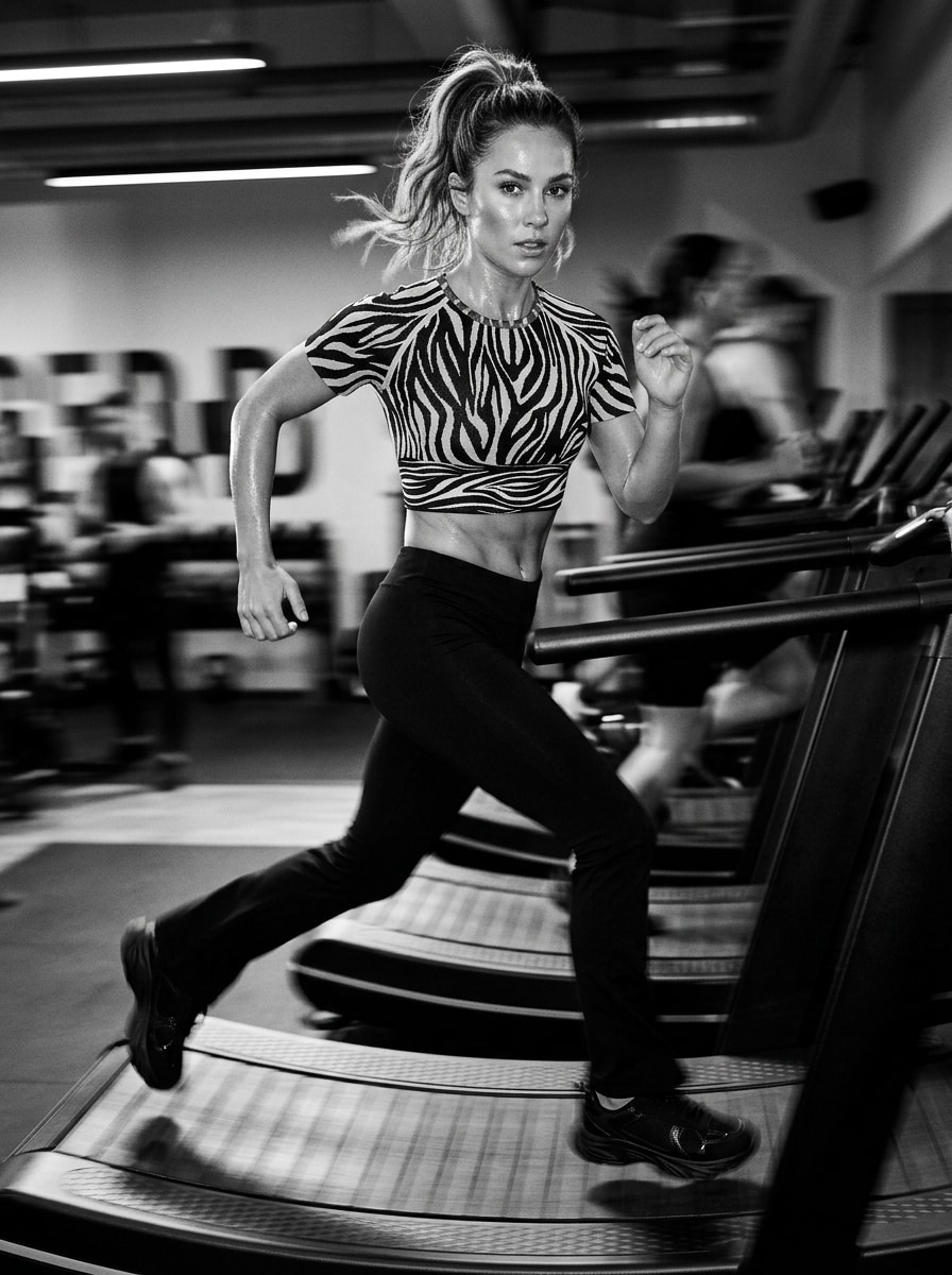 Sportowy crop top o dopasowanym kroju w zwierzęcy wzór