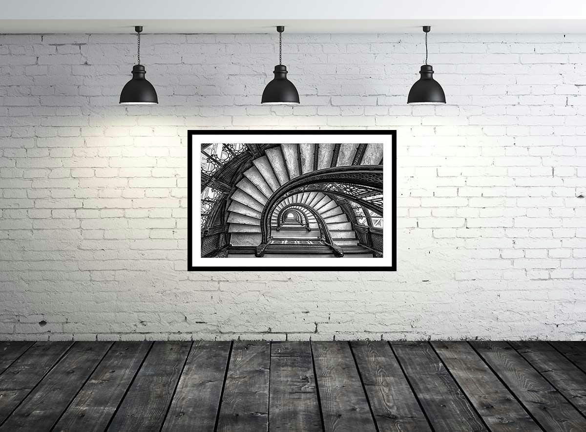 - Affiche circular staircase avec cadre noir 45x30cm