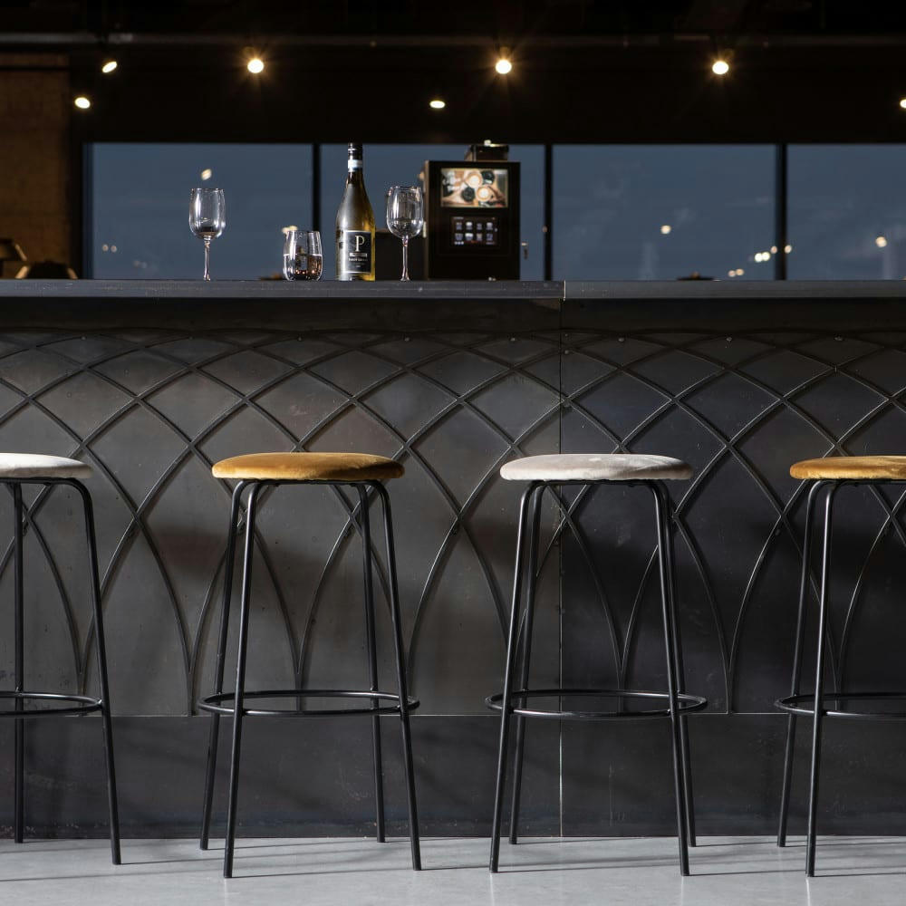 MINA - Tabouret de bar en métal et velours ocre