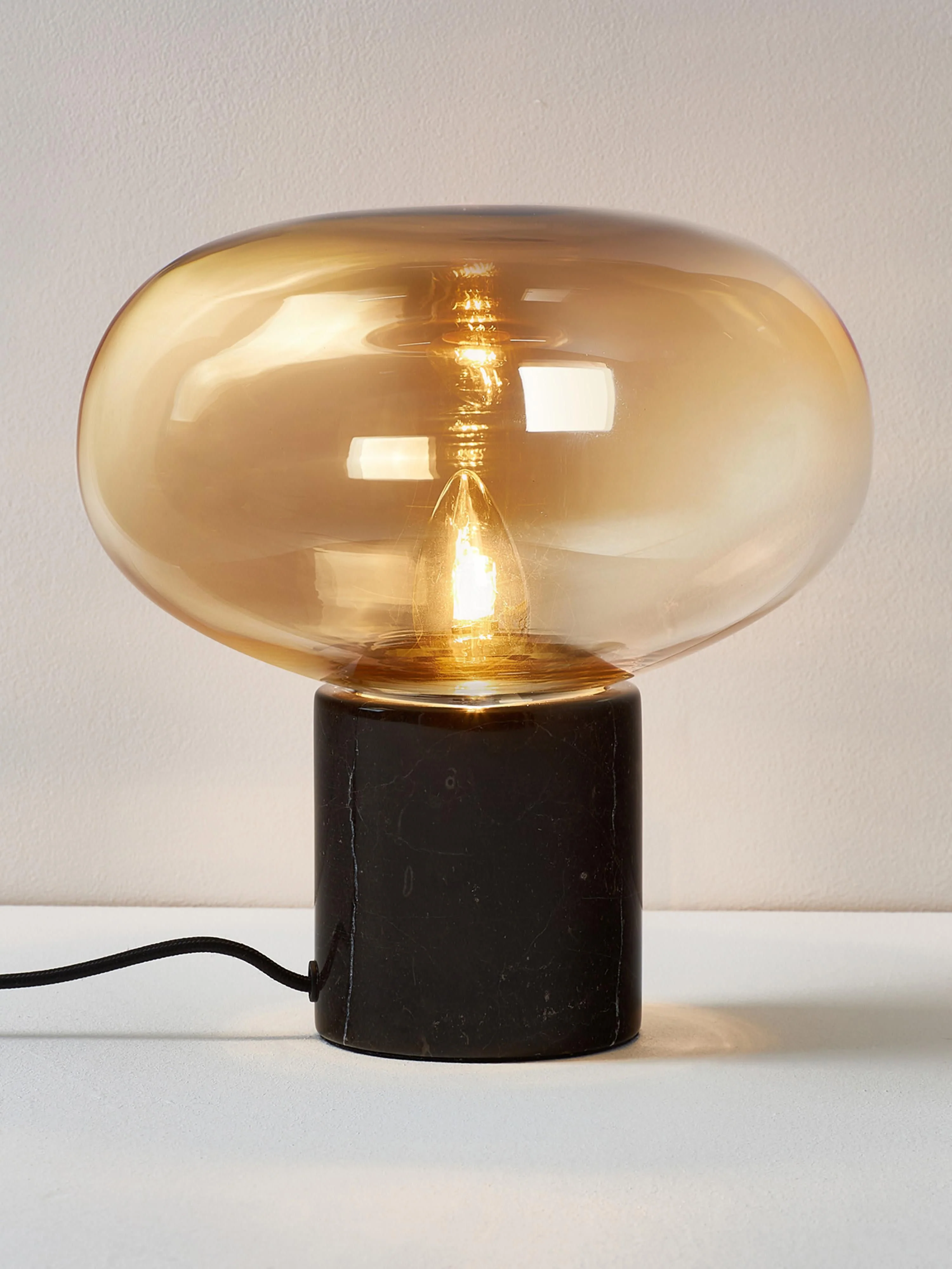 Kleine Tischlampe Alma mit Marmorfuß