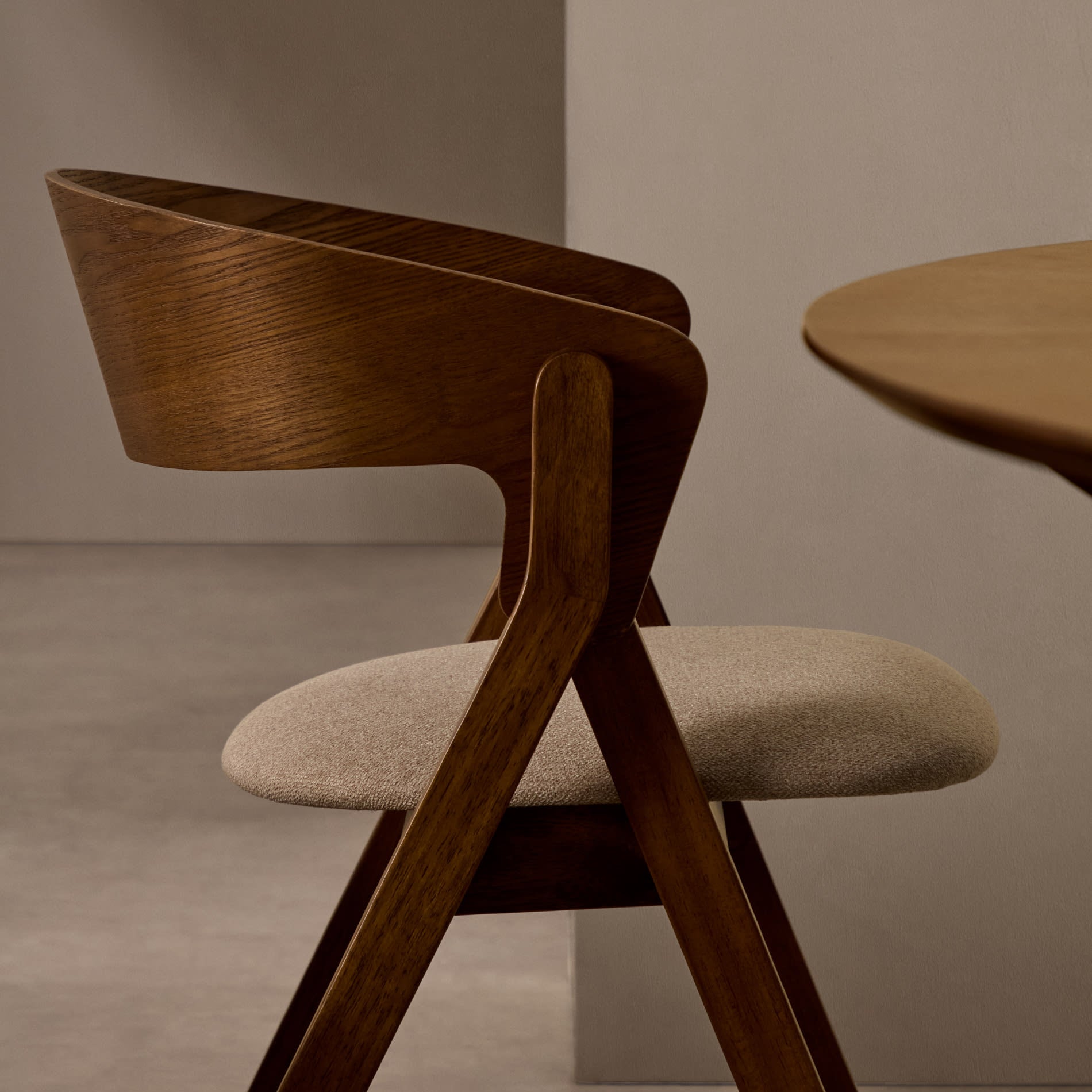 Kave Home Godia Eetkamerstoel - Donkerbruin / Beige