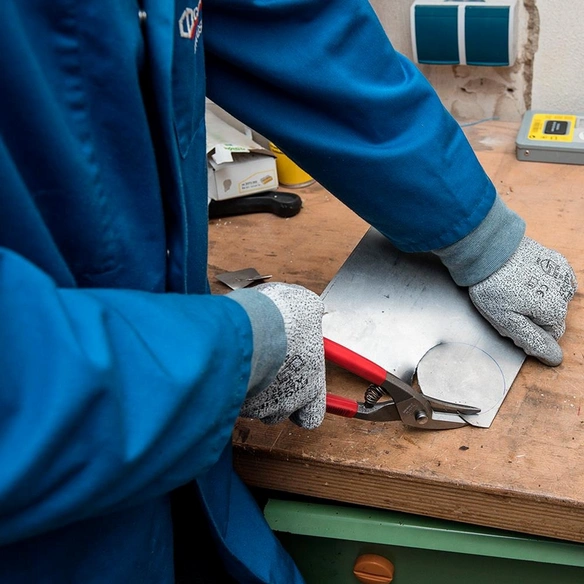 Lochschere rot/silberfarben, Kunststoff/Metall