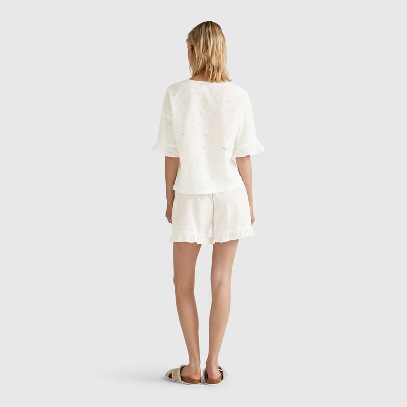 Pyjamas with embroidered flowers
