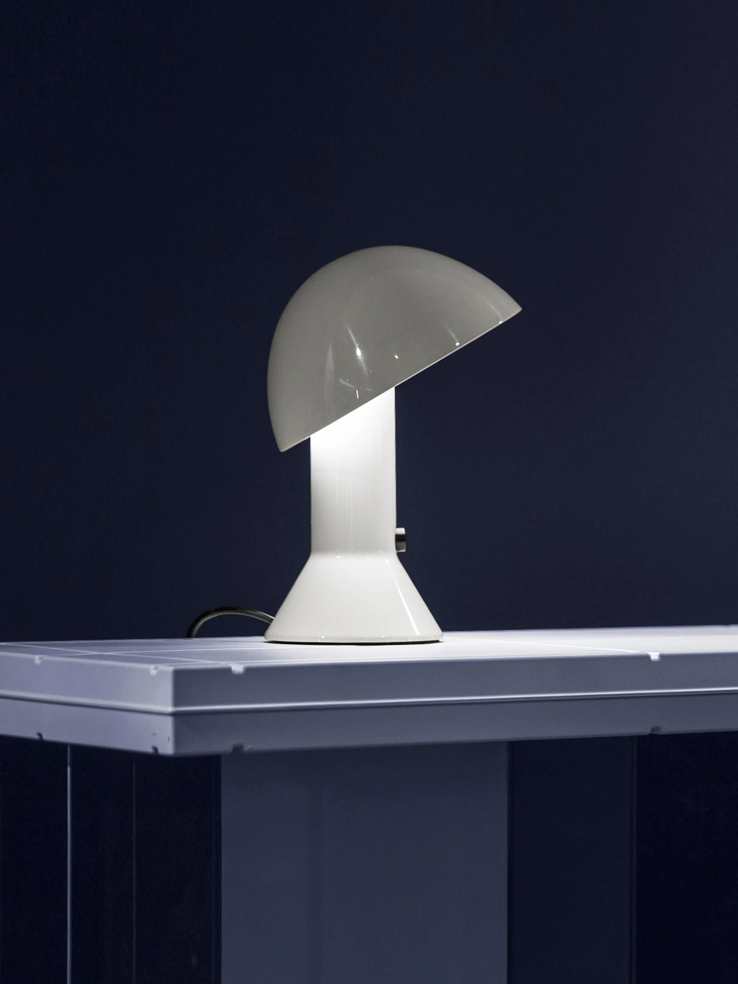 Kleine Tischlampe Elmetto mit verstellbarem Lampenschirm