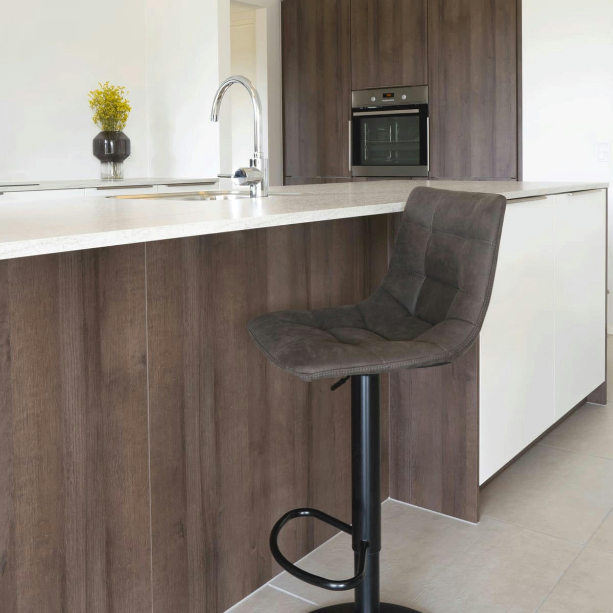 WESTERN - Tabouret de bar en tissu avec pieds noirs gris foncé