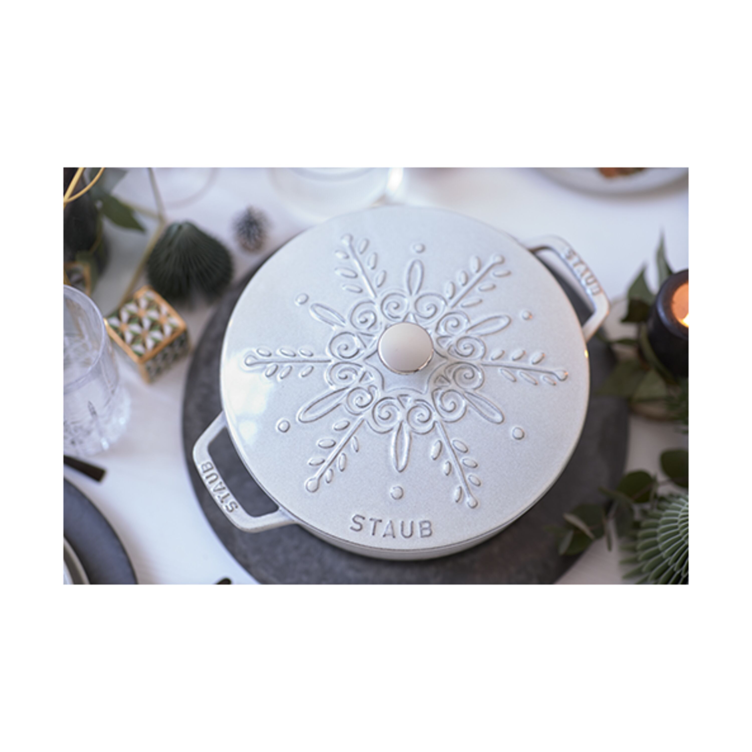 24 cm round Cast iron French oven snowflake white truffle