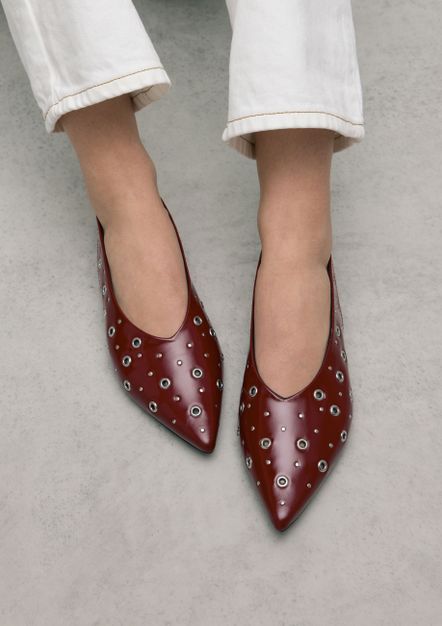Burgundy leren slingbacks met zilverkleurige studs
