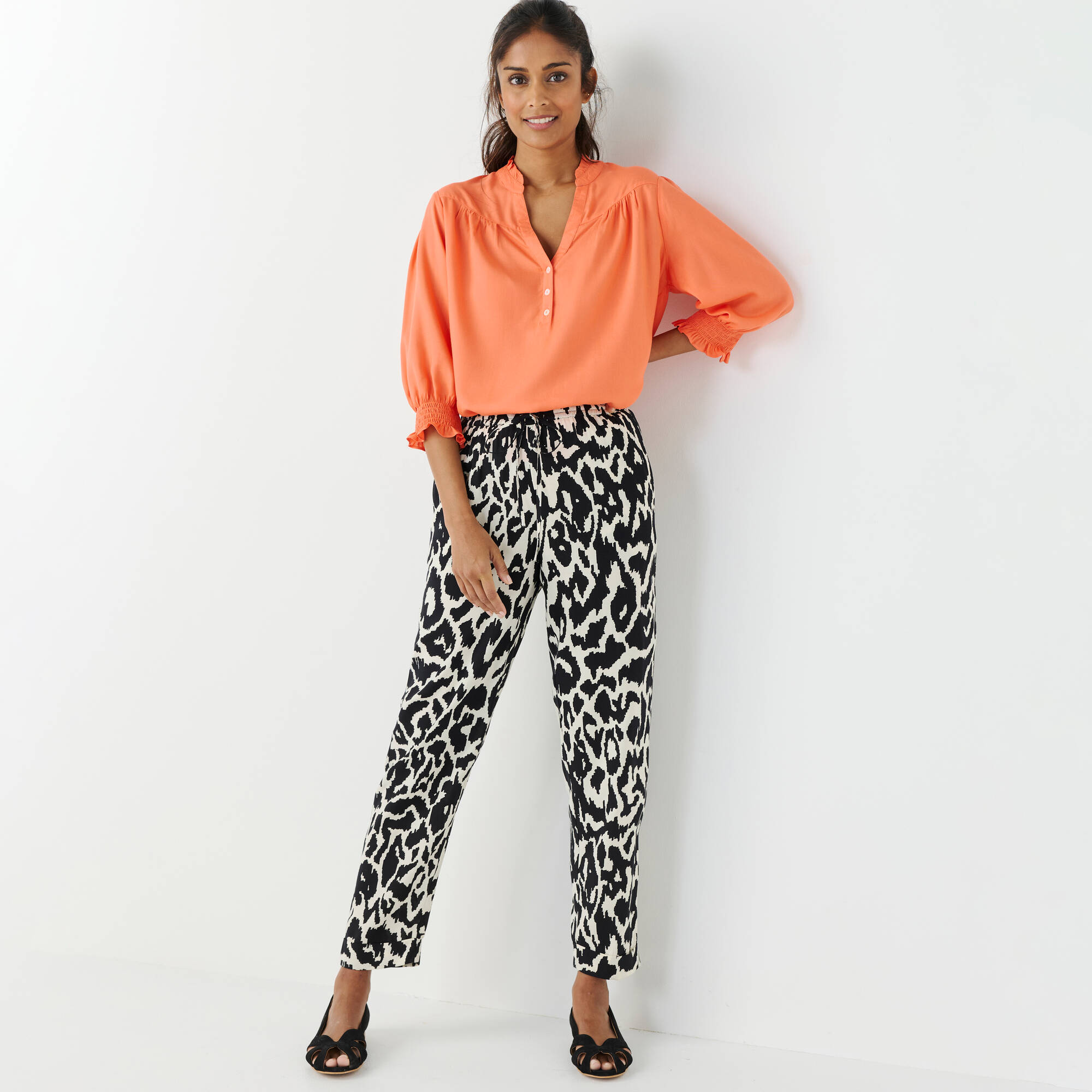 Blouse unie col tunisien, manches coudes smockées