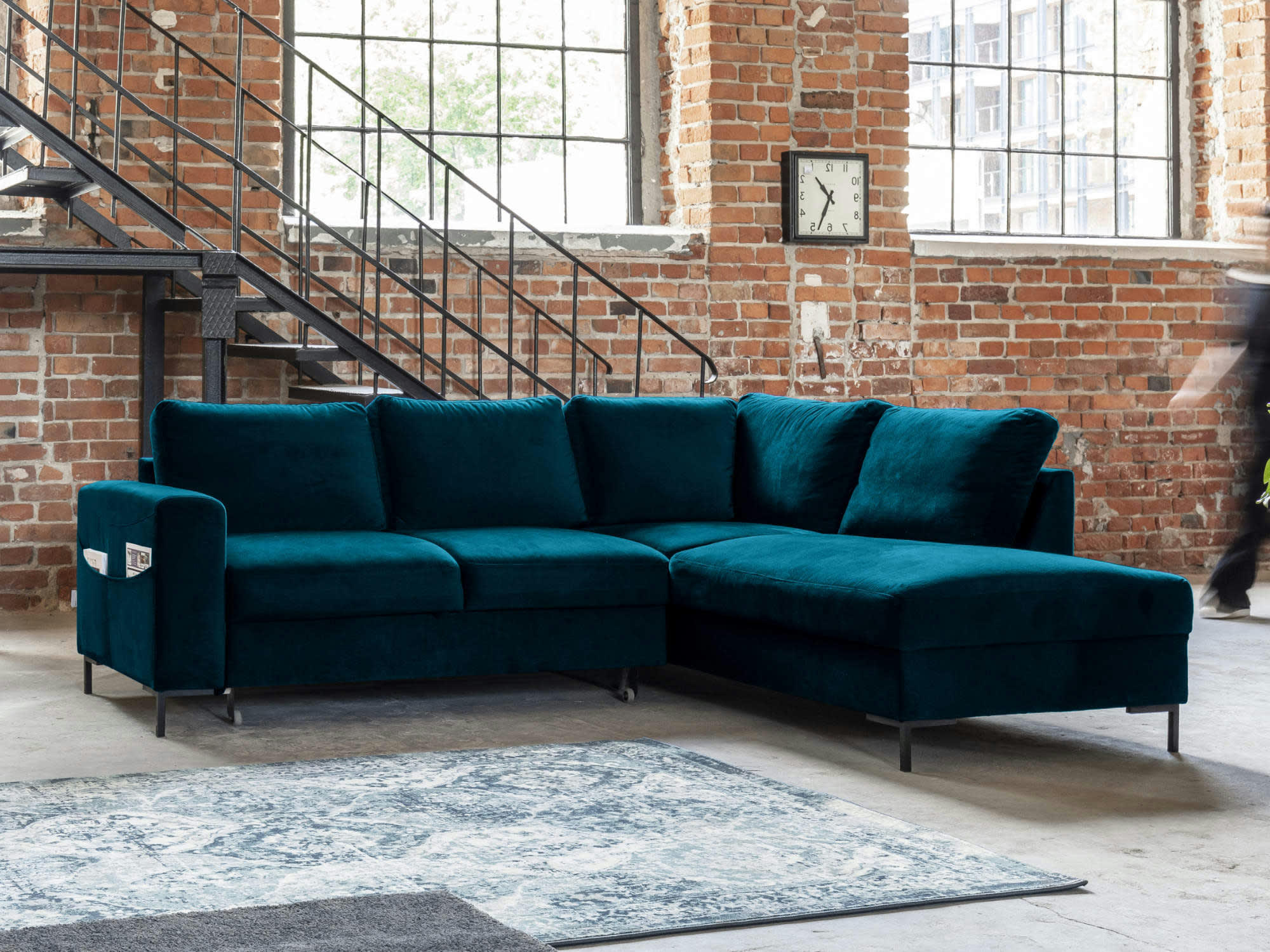 LILLY - Canapé d'angle droit convertible 5 places en velours bleu canard