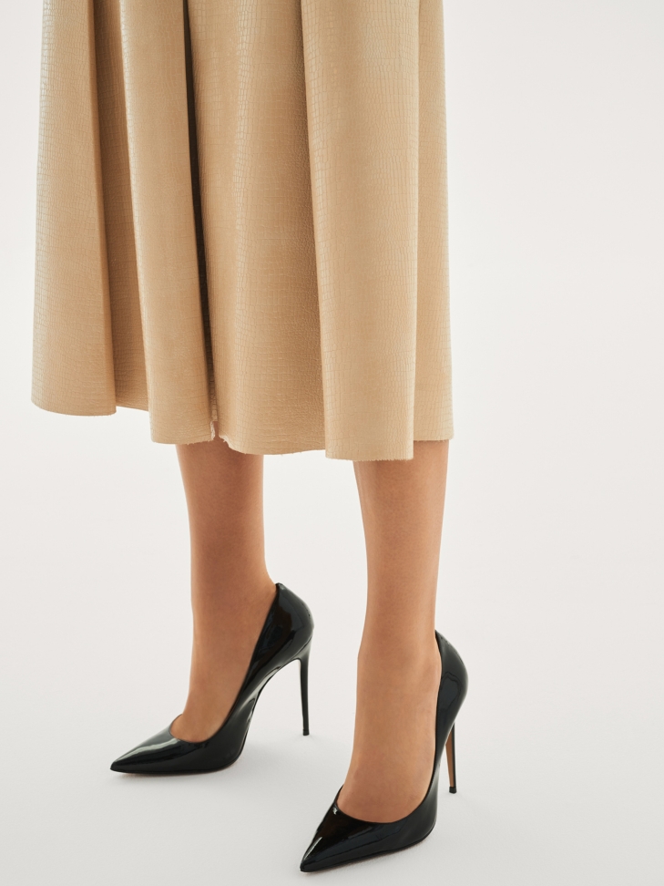 Shiny black patent leather pumps