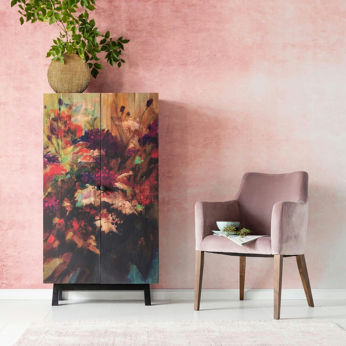 MODE - Chaise avec accoudoirs en velours rose et hêtre laqué