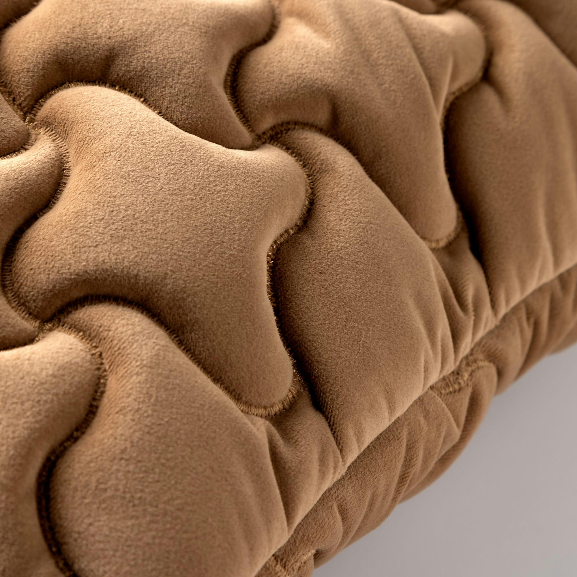 Amelie - Coussin marron en velours 45x45 cm avec motif fleuri