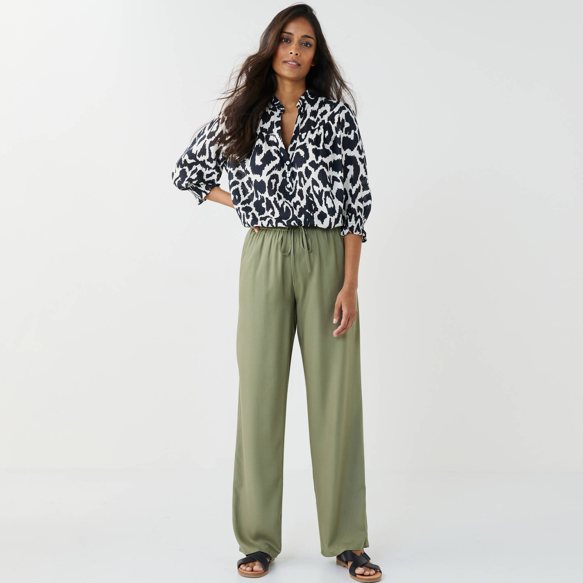 Blouse bicolore col tunisien, manches coudes smockées