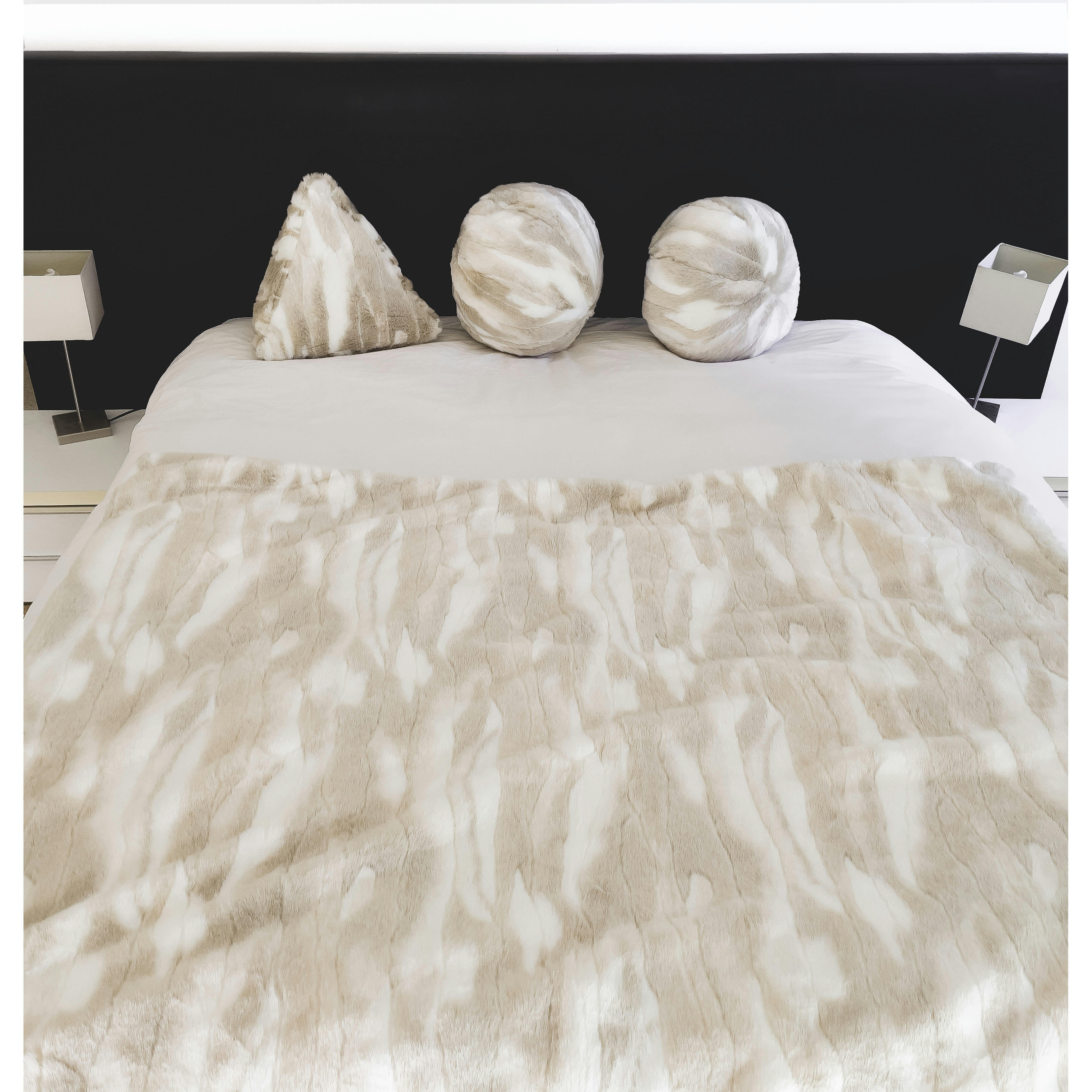 - Coussin en fausse fourrure beige et blanche