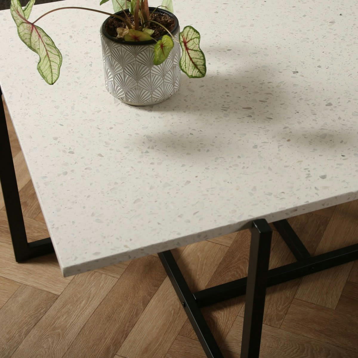 PAXIA - Table basse plateau terrazzo blanc et métal noir
