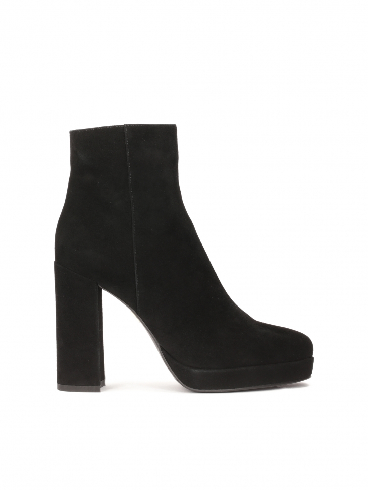 Suede boots with a wide heel and platform