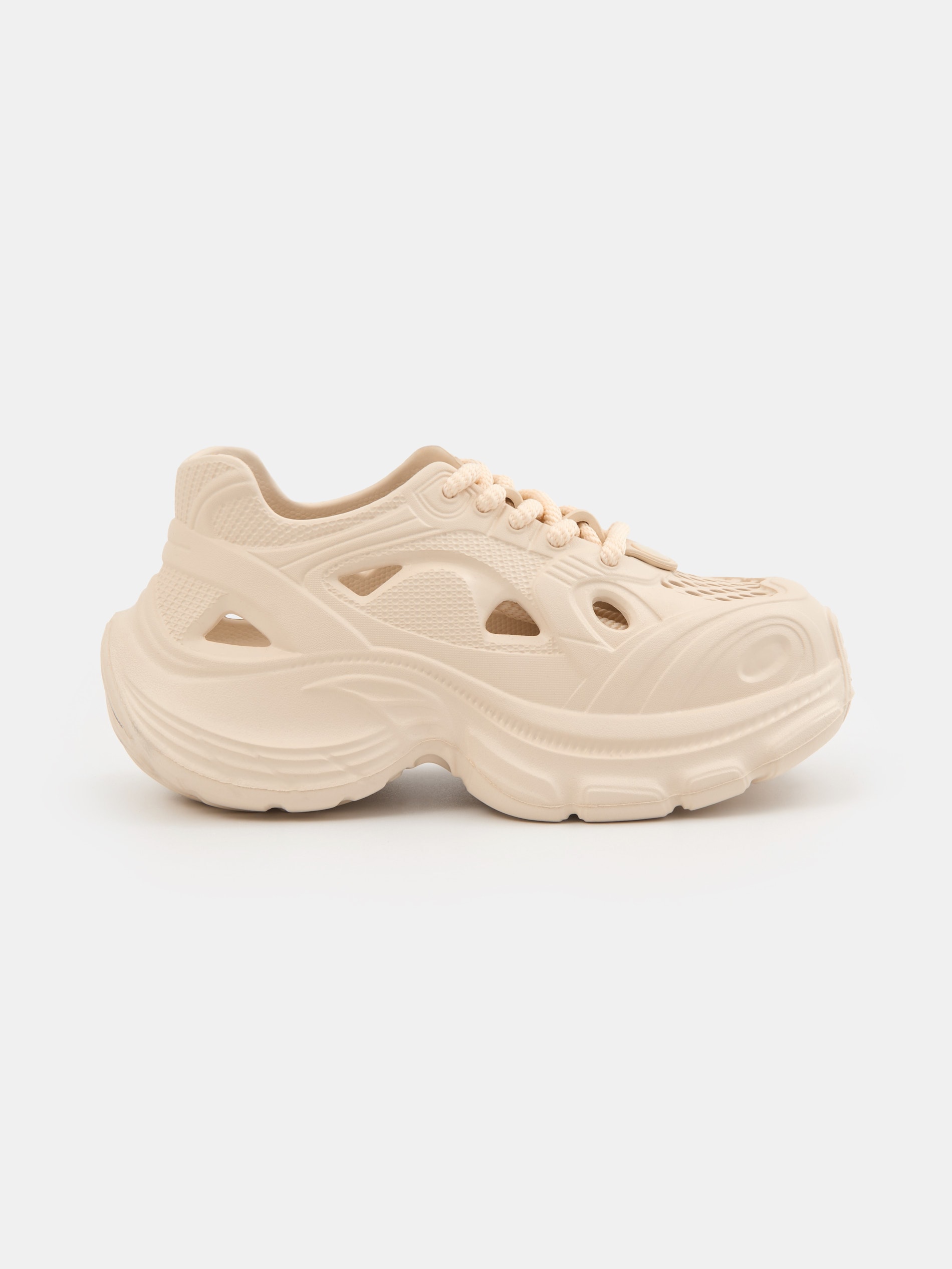 Sneakersy z ażurową cholewką na masywnej podeszwie