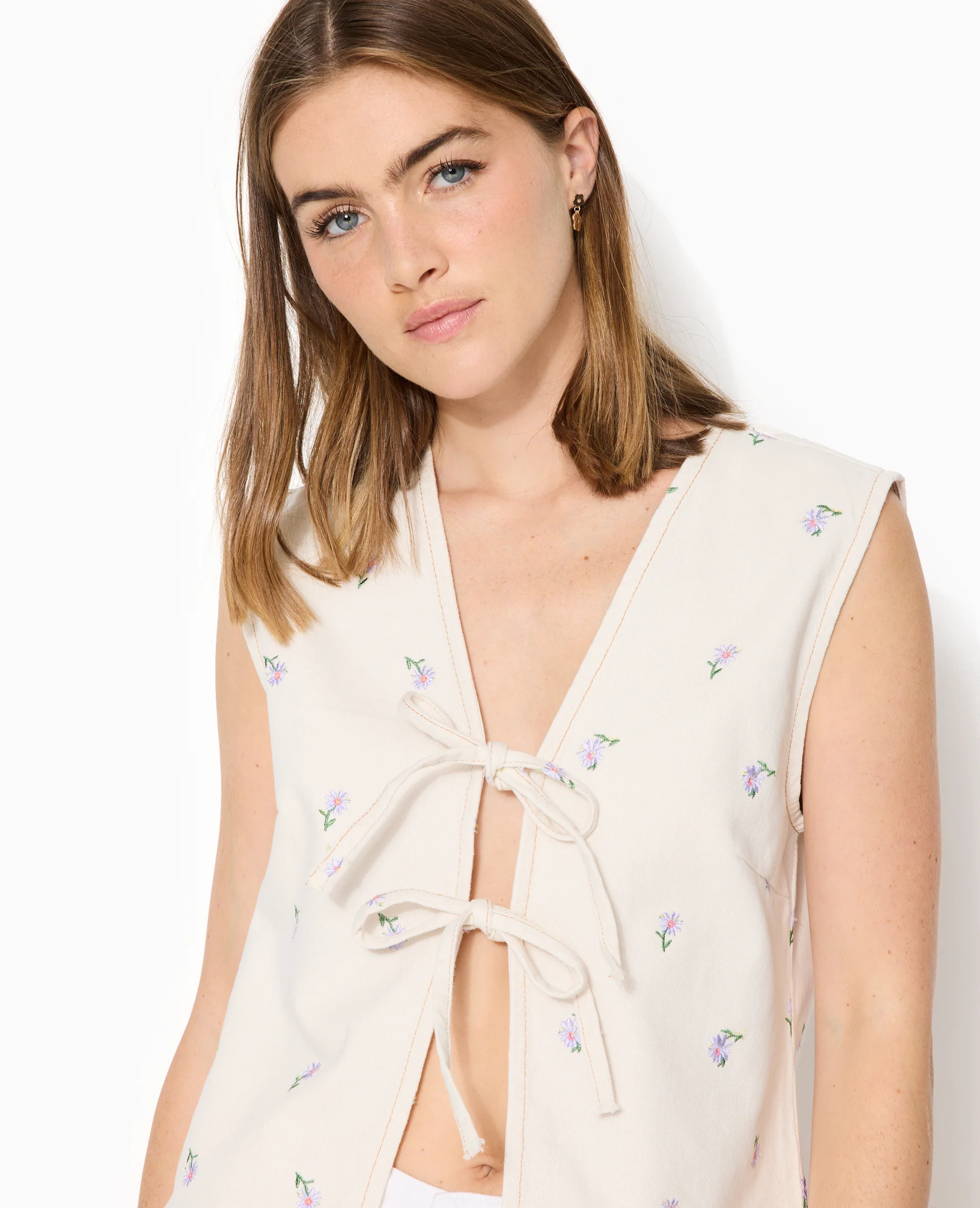 Veste sans manche en jean avec broderies fleurs