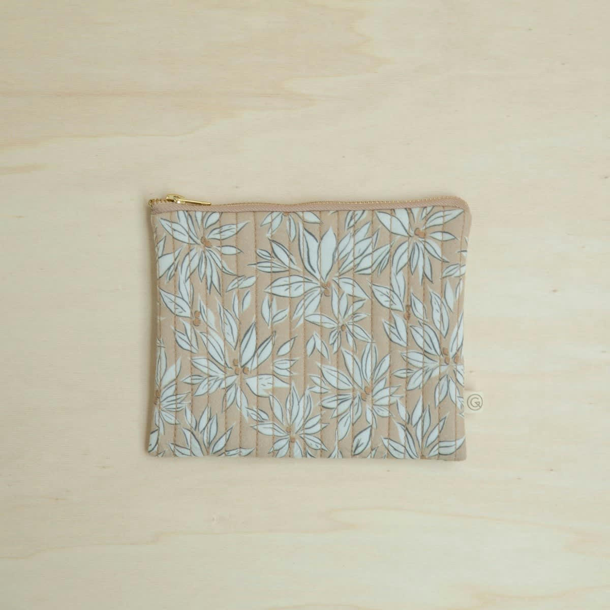 LA CABANE - Pochette en coton imprimé feuille beige