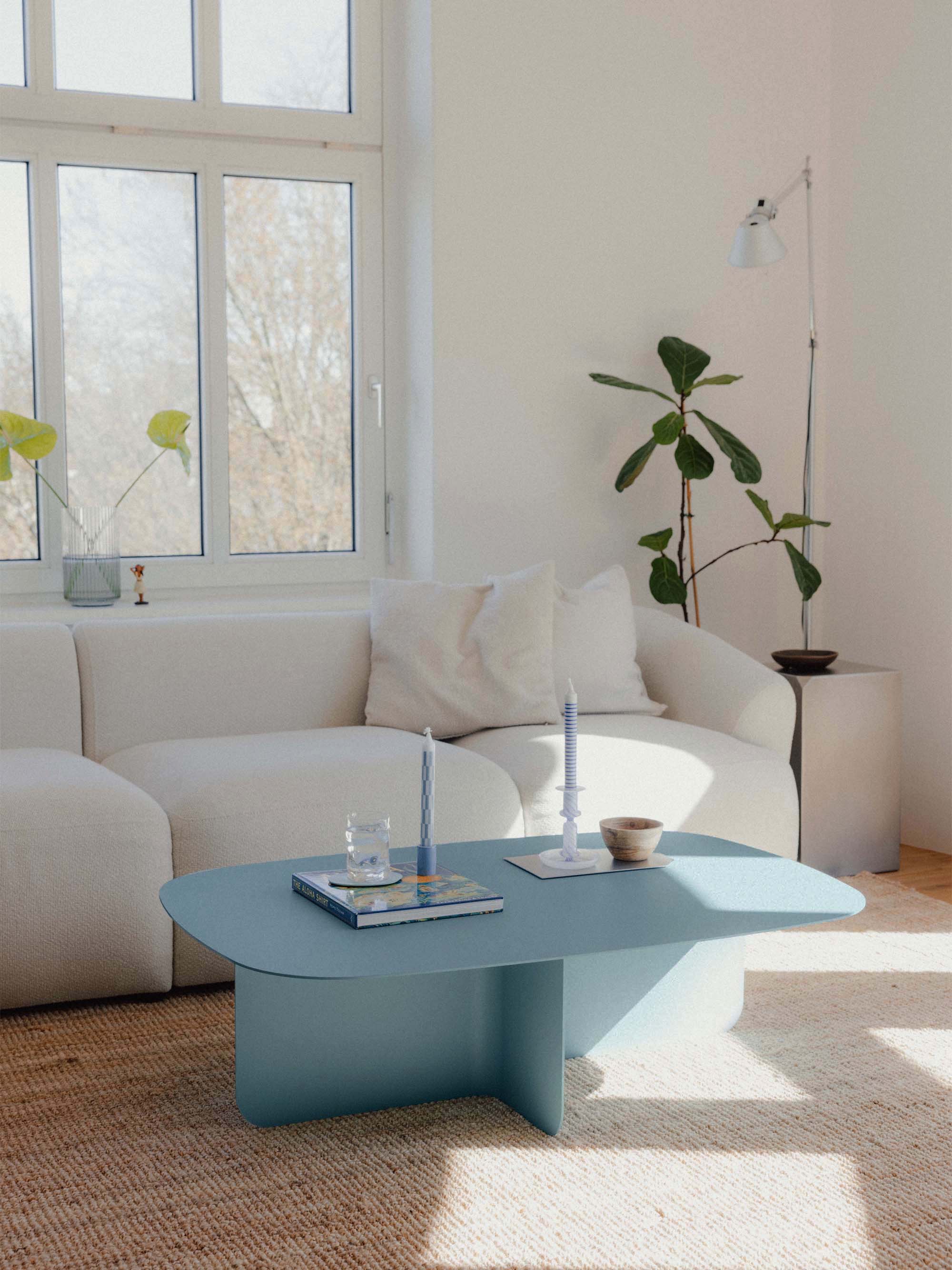 Handgefertigter Couchtisch Livia