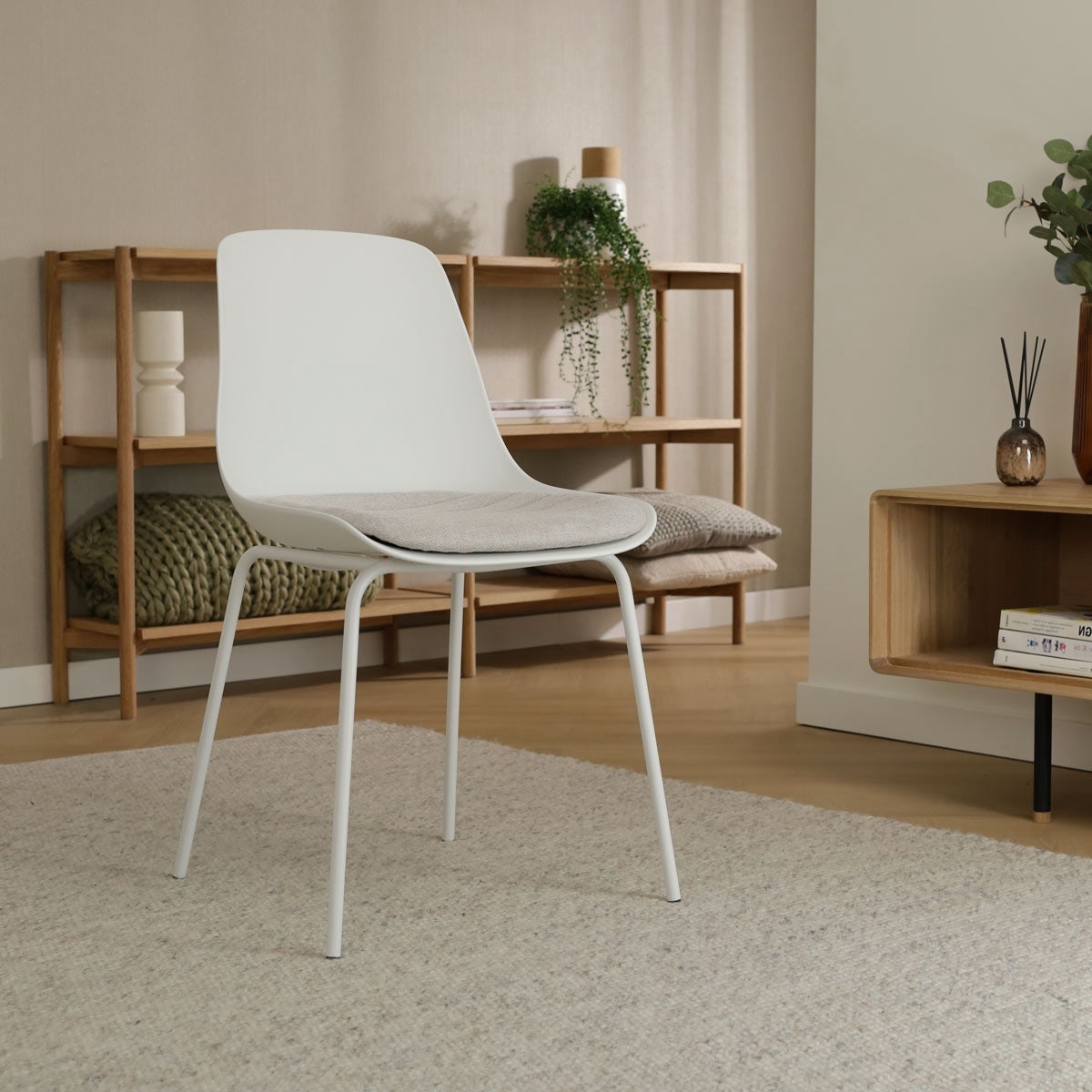 Nolon Nora-Liv Eetkamerstoel Wit - Beige Kussen - Witte Poten