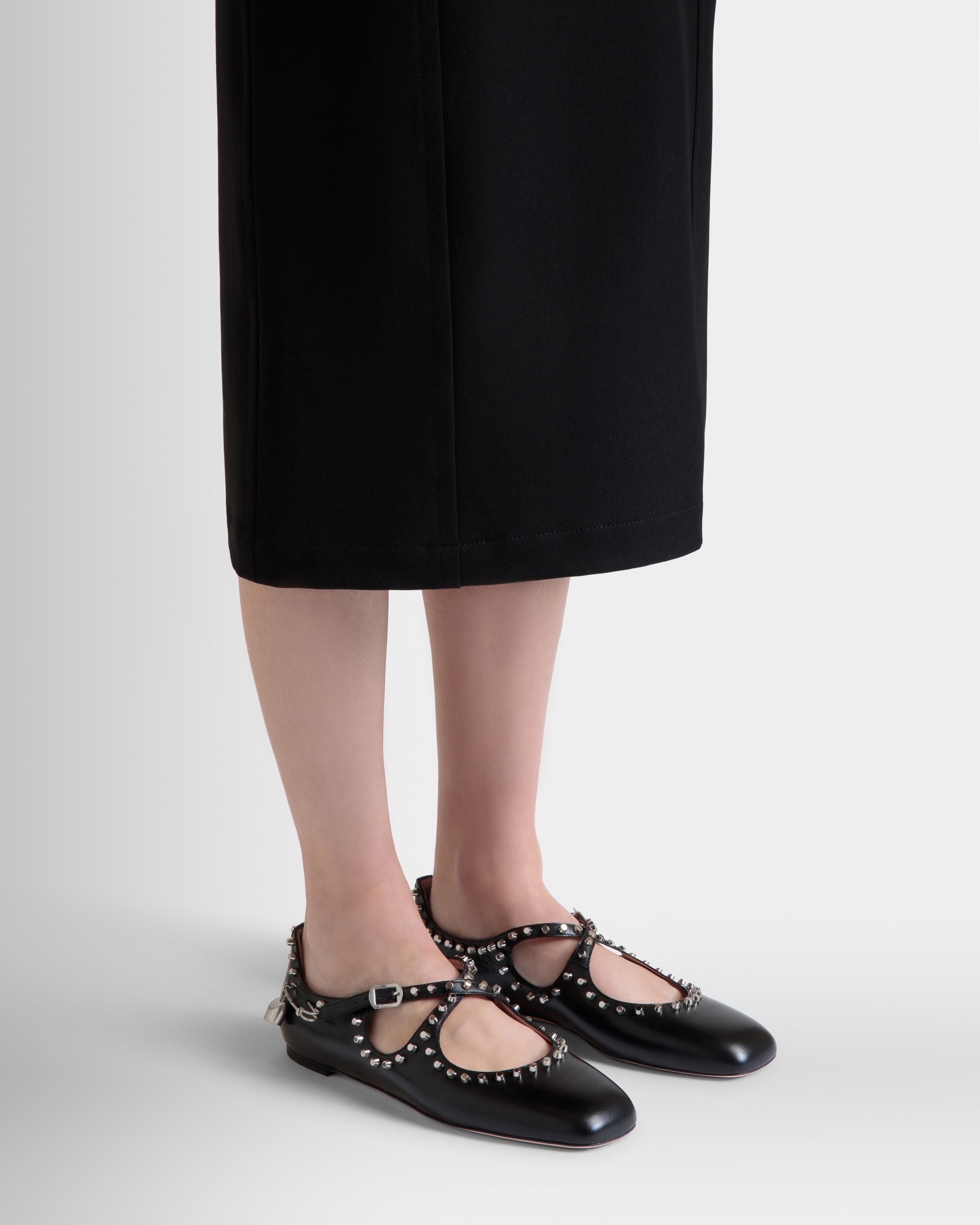 Ballyrina Ballerina Aus Schwarzem Leder Mit Nieten