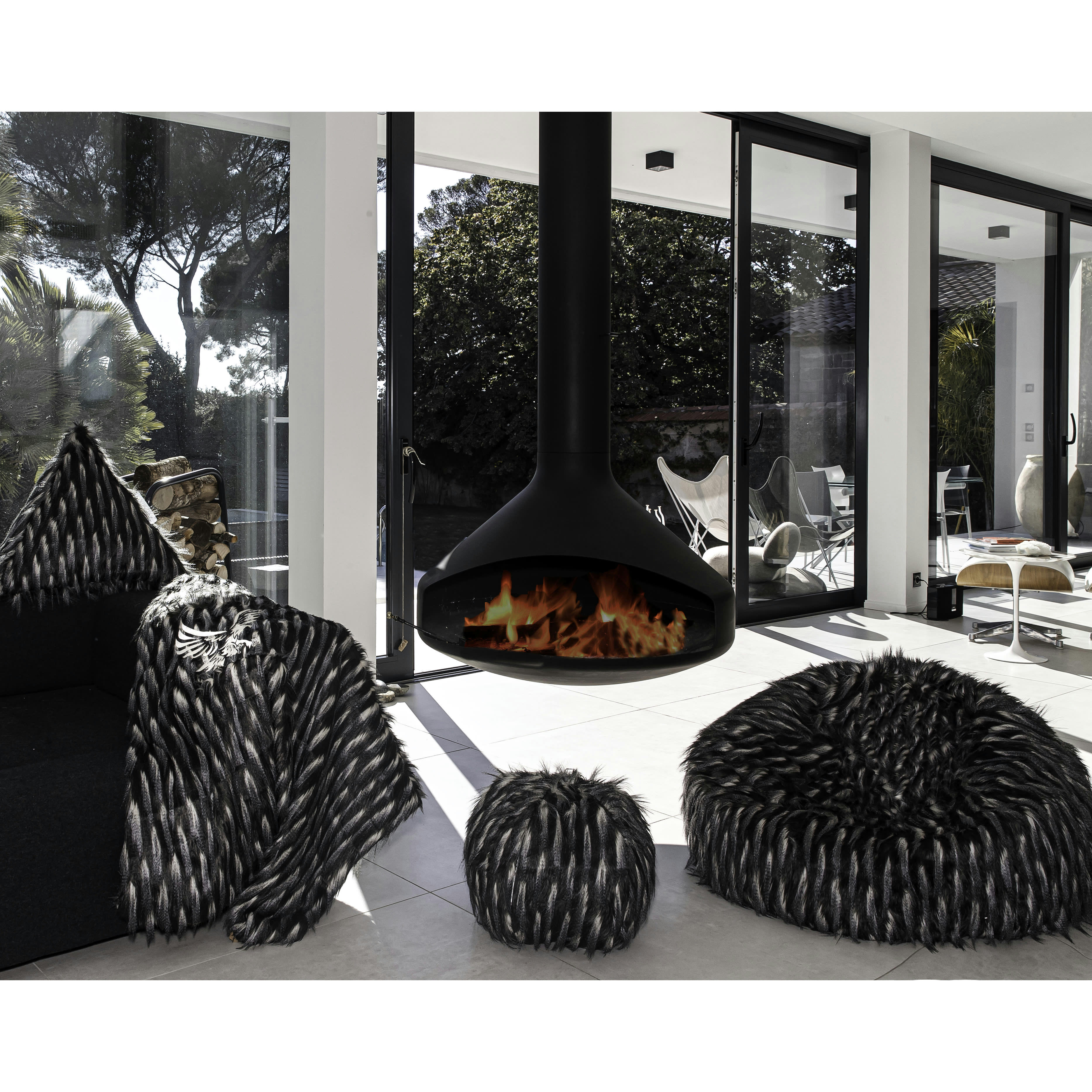 - Coussin balle en fausse fourrure noire et blanche