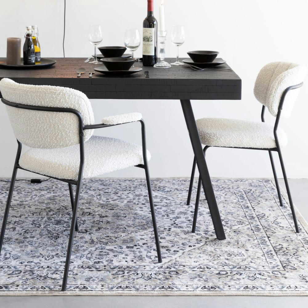 JOLIEN - Lot de 2 chaises avec accoudoirs en tissu bouclette et pieds noirs ecr