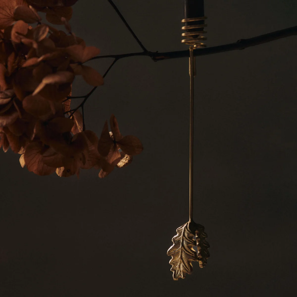 Ferm Living - Oak Leaf Christbaumkerzenhalter, Messing (4er-Set)